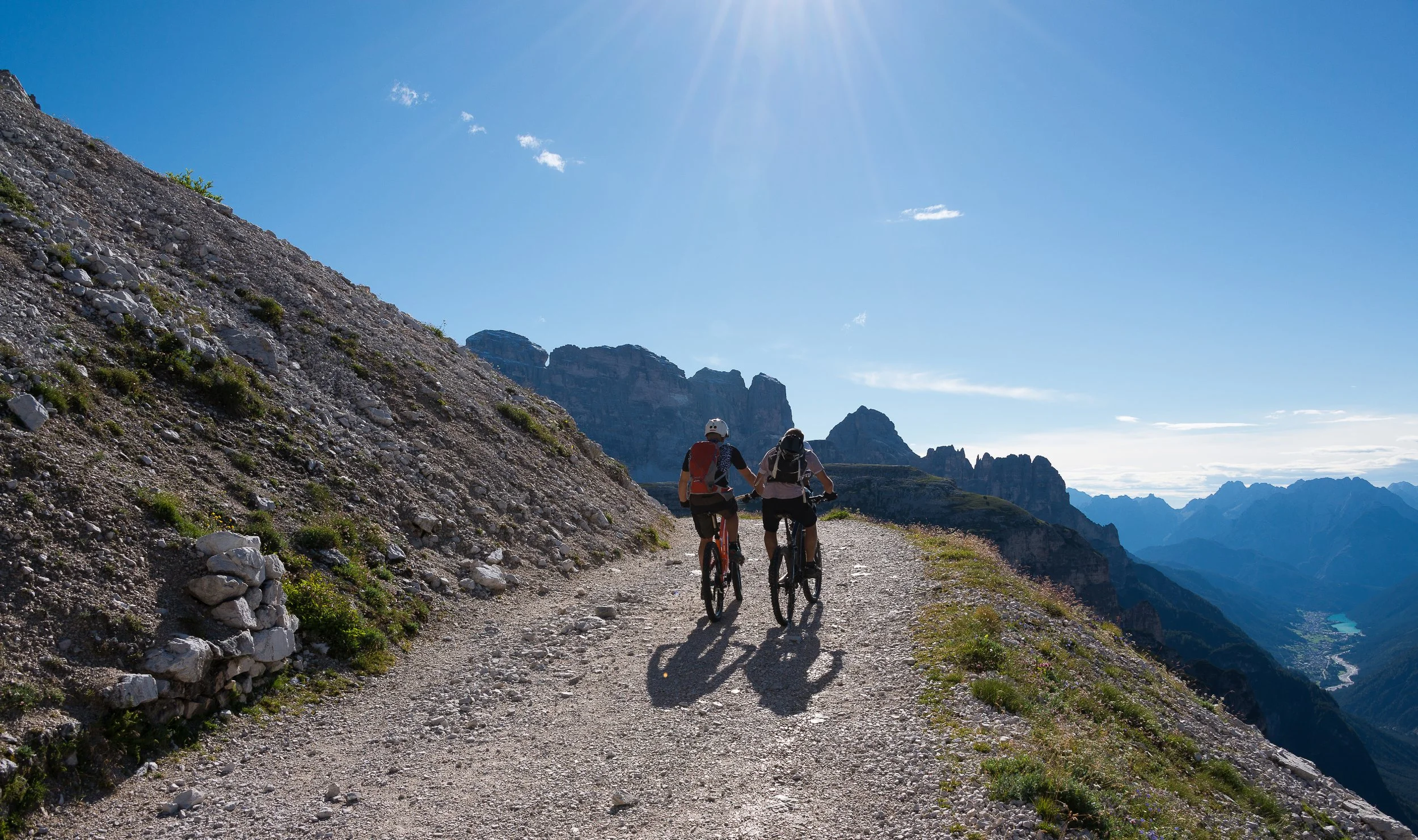 Horská cyklistika po alpských cestách v talianskych Dolomitoch