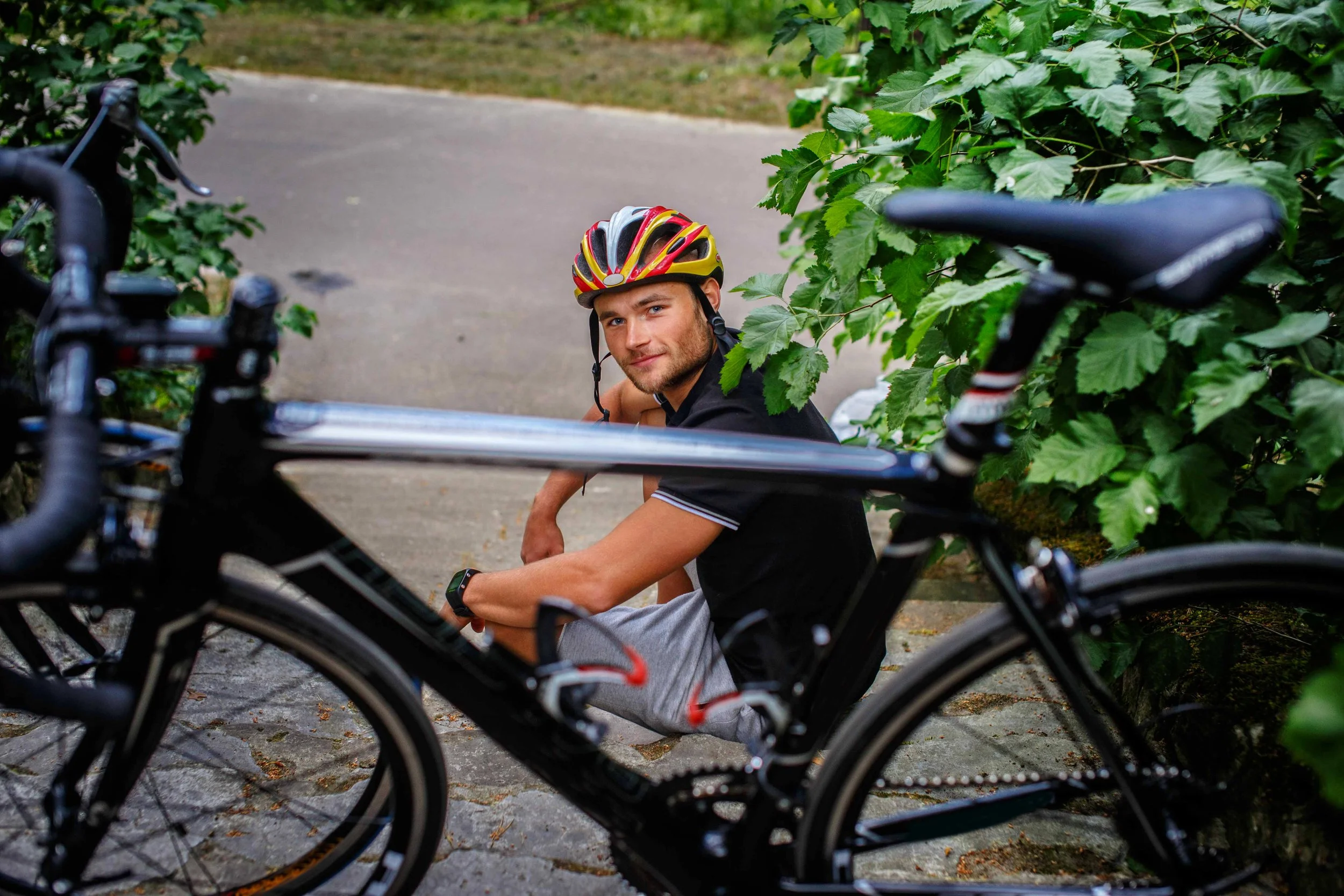 Cyklista na horskej ceste v talianskych Alpách – Dolomity