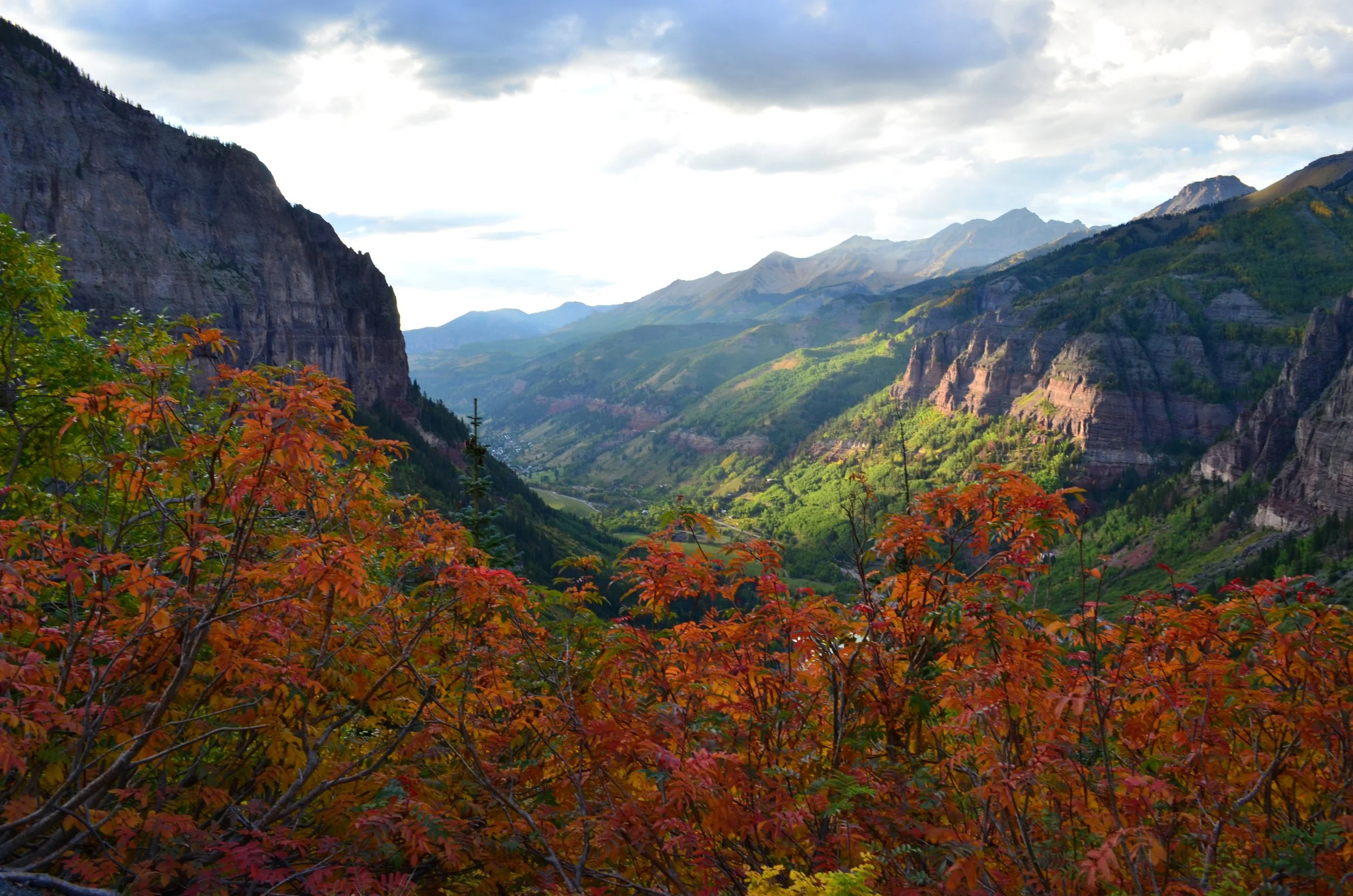scenic-mountain-valley-with-autumn-colors-and-sunl-2026-03-09-09-18-17-utc.jpg