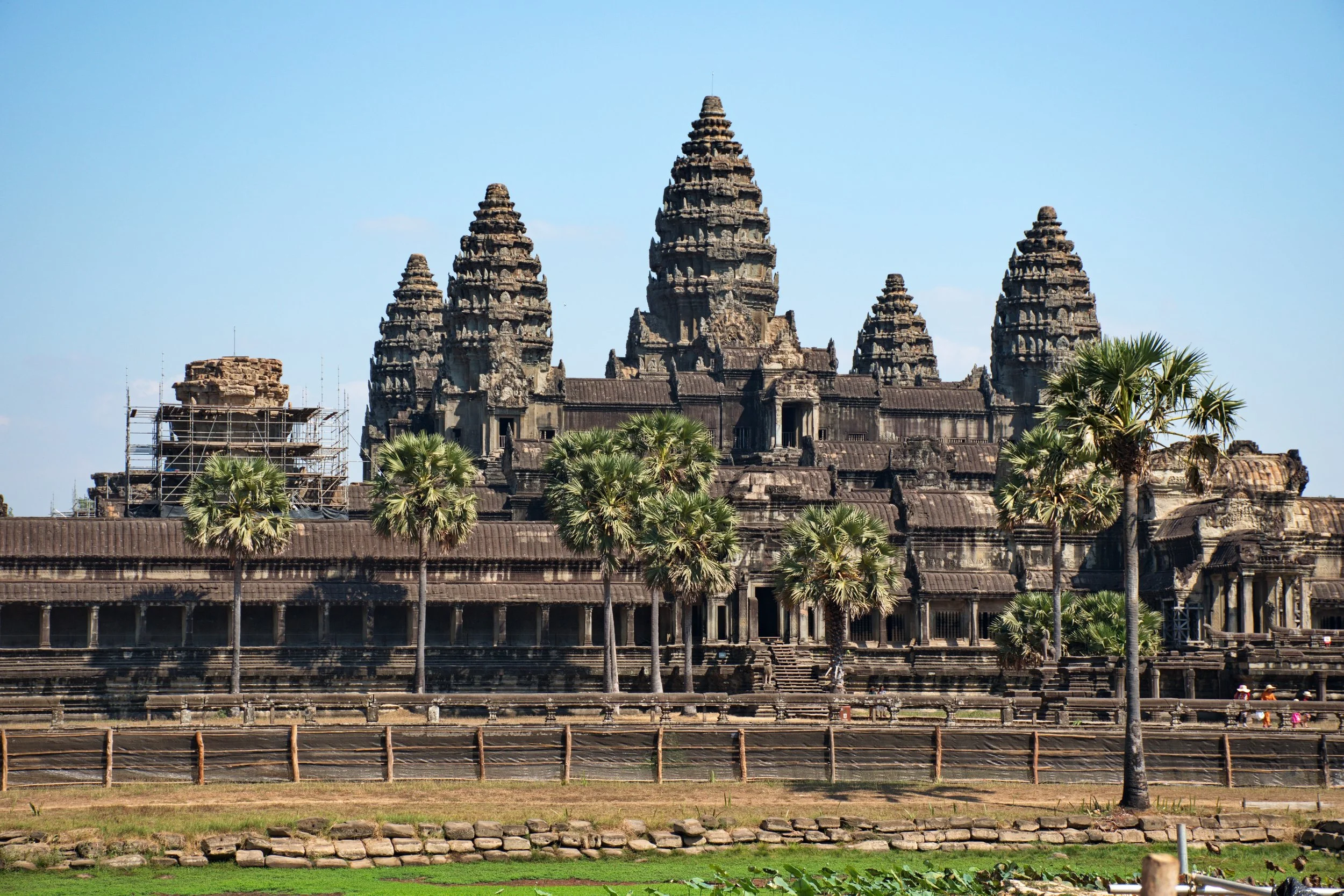 Ikonický chrám Angkor Wat v Kambodži pri východe slnka. Najväčší náboženský monument a pamiatka UNESCO v oblasti Siem Reap.