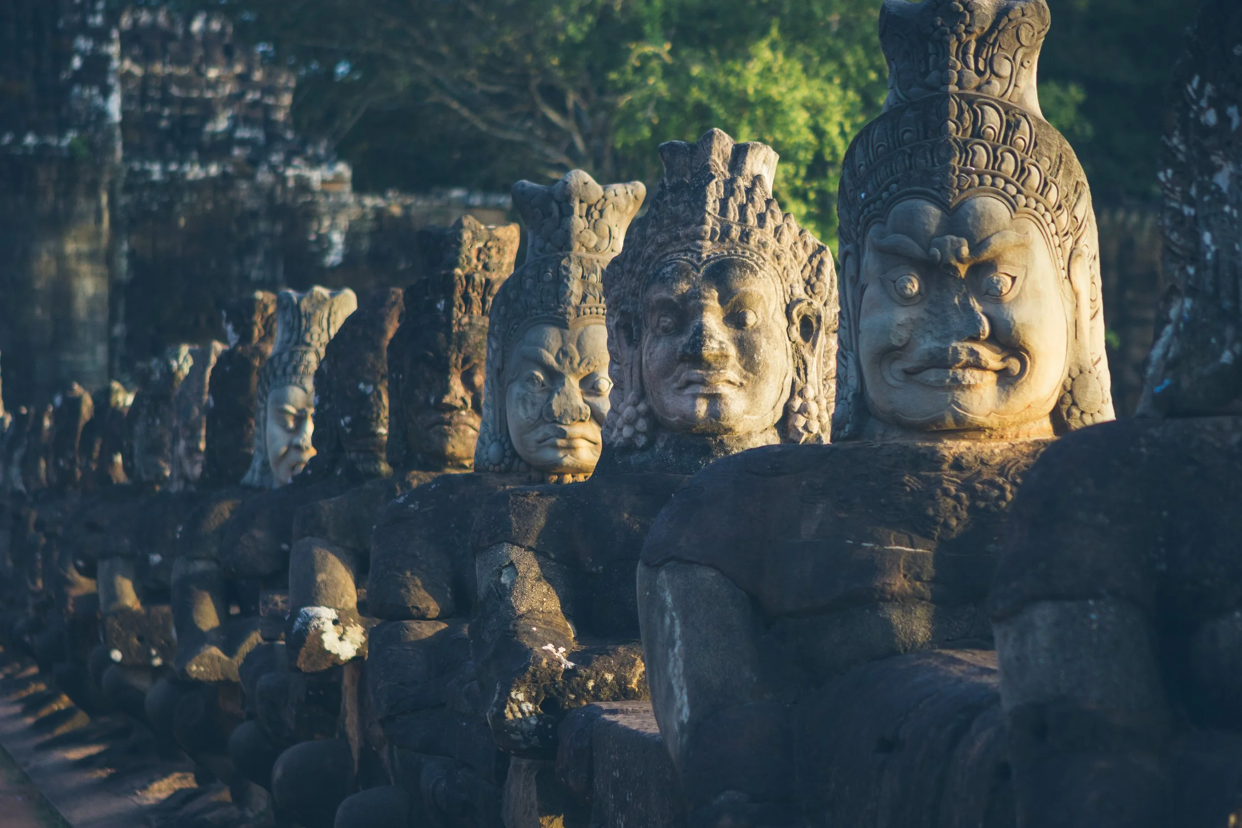 Kamenné stavby a chrámy v džungli pohltené koreňmi stromov. Autentická atmosféra strateného mesta v khmérskom Angkore.