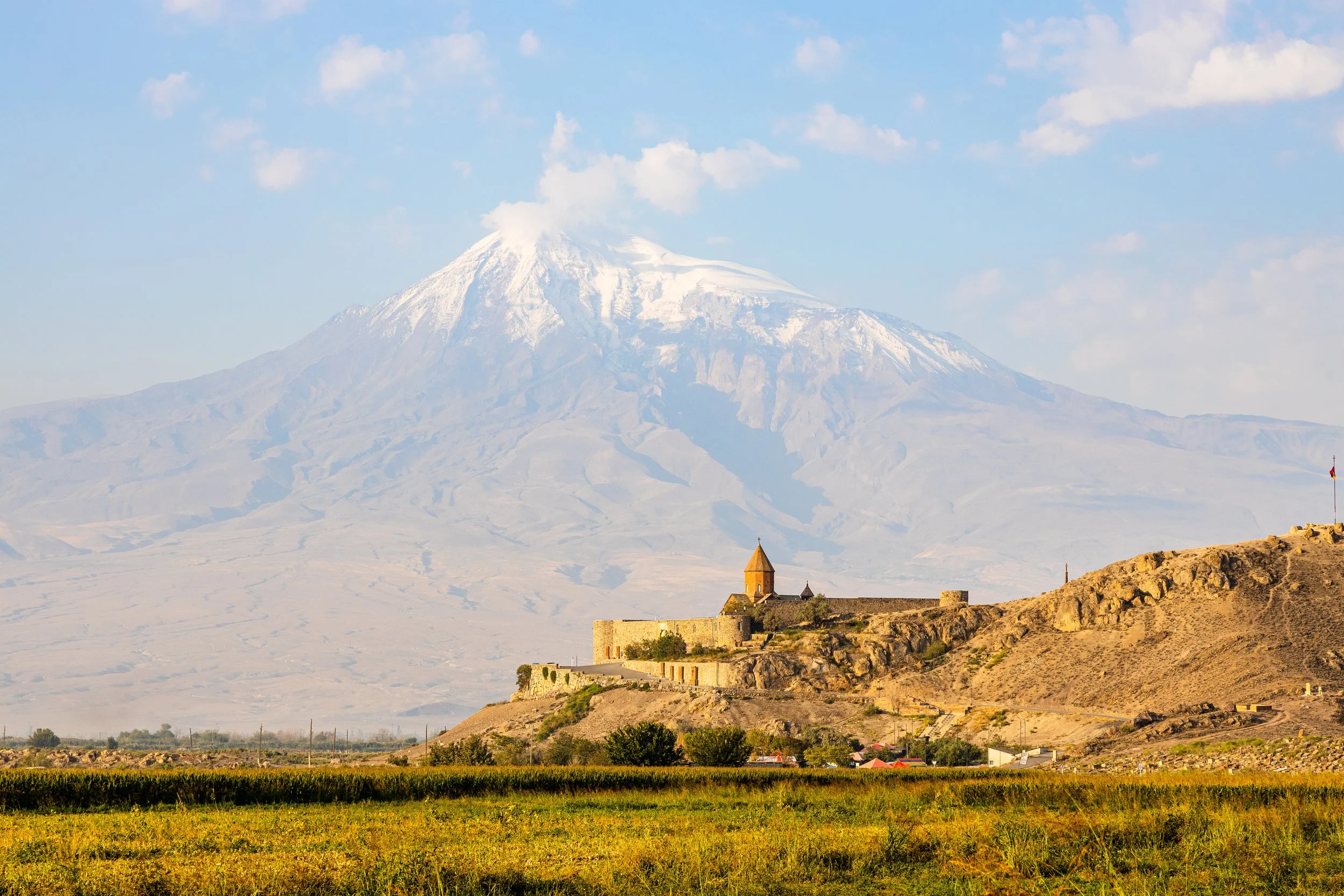 Majestátny pohľad na zasnežený vrchol hory Ararat z diaľky. Bájna biblická hora dominuje krajine na východe Turecka pri hraniciach s Arménskom.