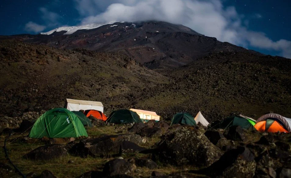 Večery v stanovom mestečku majú neopísateľné čaro. Pozývame vás zažiť pravú expedičnú atmosféru, kde sa pri čaji pod Araratom rodia nové priateľstvá a plány na vrcholový útok.