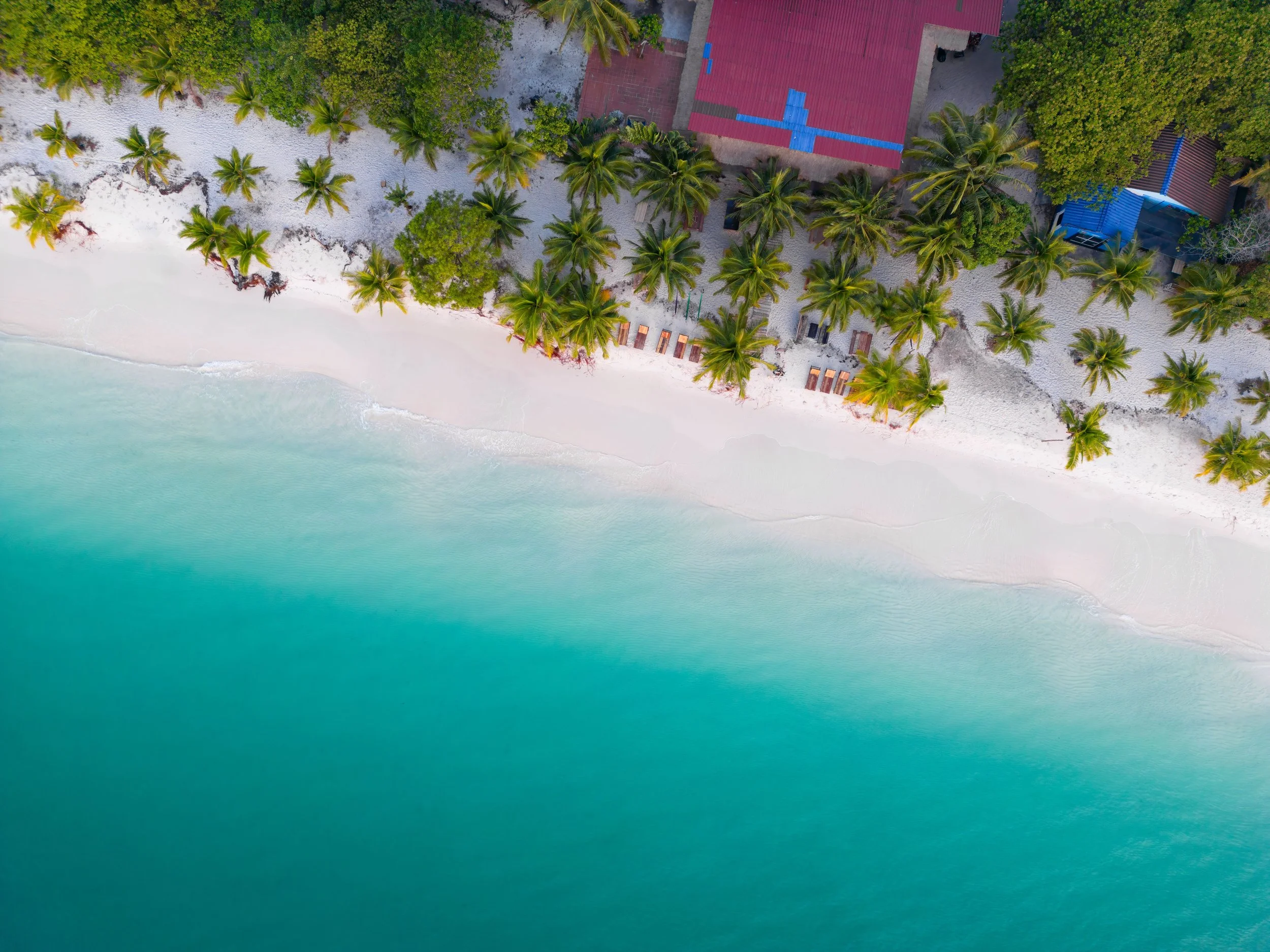 Nedotknuté pláže s bielym pieskom na ostrove Koh Rong Samloem v Kambodži. Tyrkysové more a exotický relax v zálive Saracen Bay.