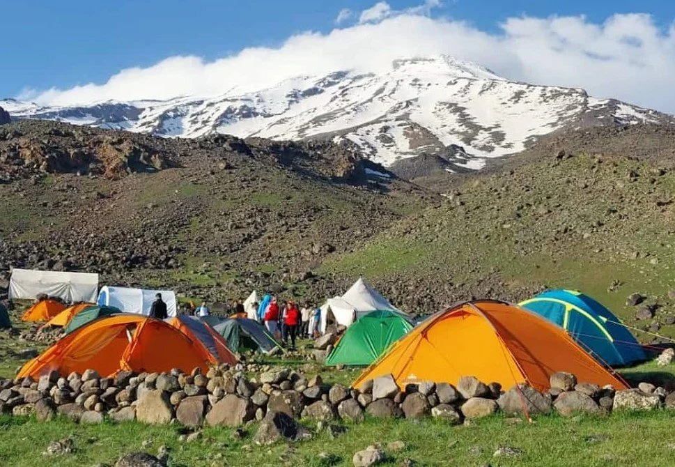 Naše stanové mestečko v Camp 1 (3 200 m). Precízna príprava a bezpečné zázemie sú kľúčom k úspešnému výstupu na najvyššiu horu Turecka.