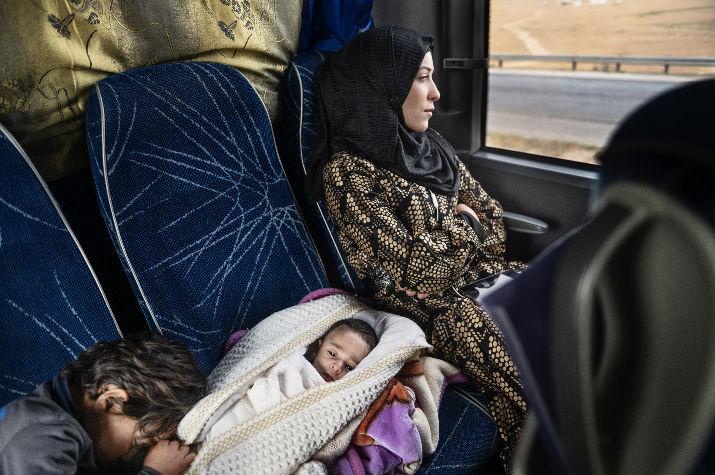 Zeinab, 26, återvänder till Homs med sina fyra barn efter år i flyktingläger i Amman, utan sin man och med en ny syn på kvinnors rättigheter – hon hoppas att syriska kvinnor ska få samma frihet, skydd och möjlighet att arbeta som i Jordanien. 