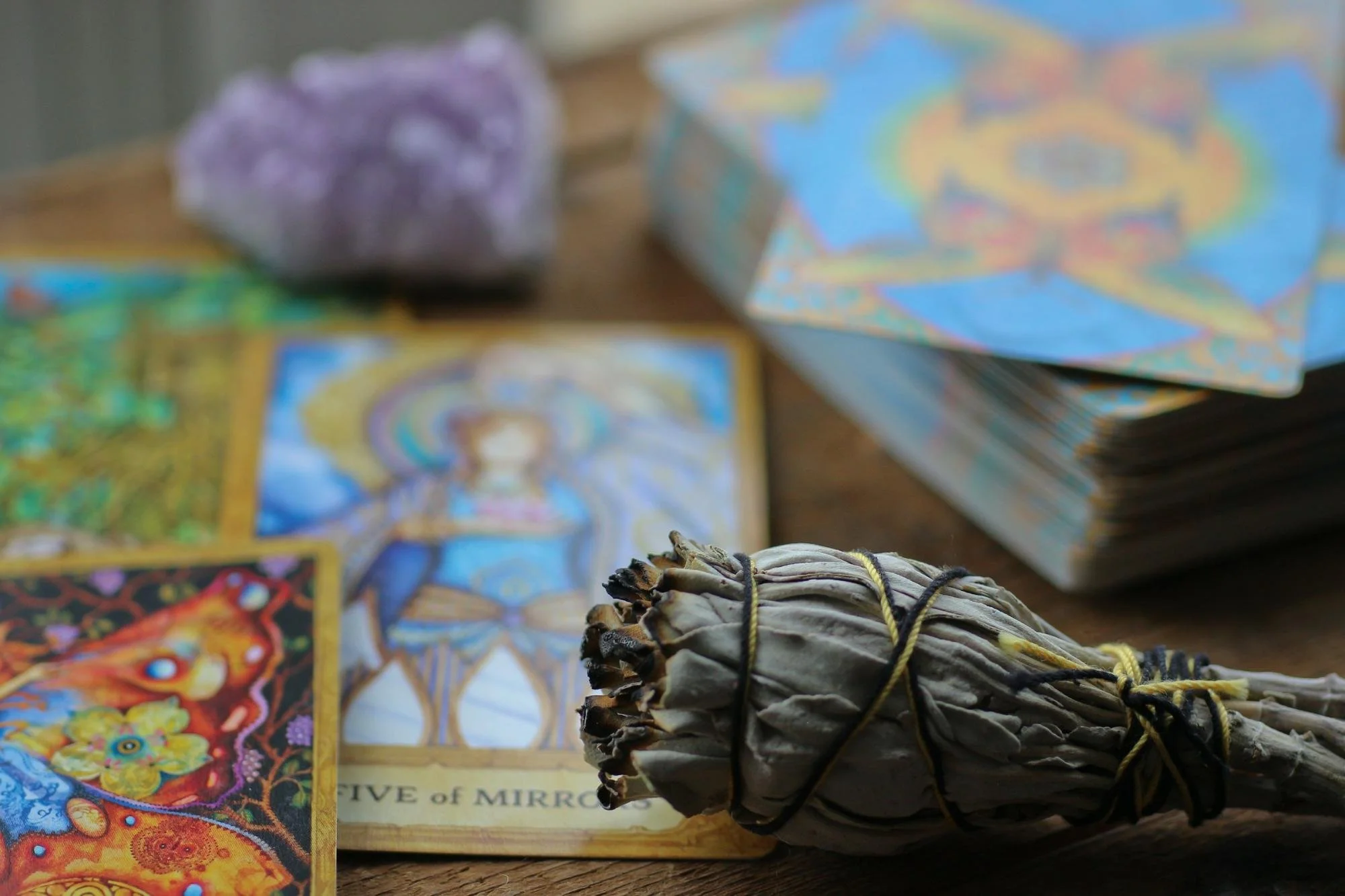 Cartes de tarot, bâton de sauge et pierre d'améthyste