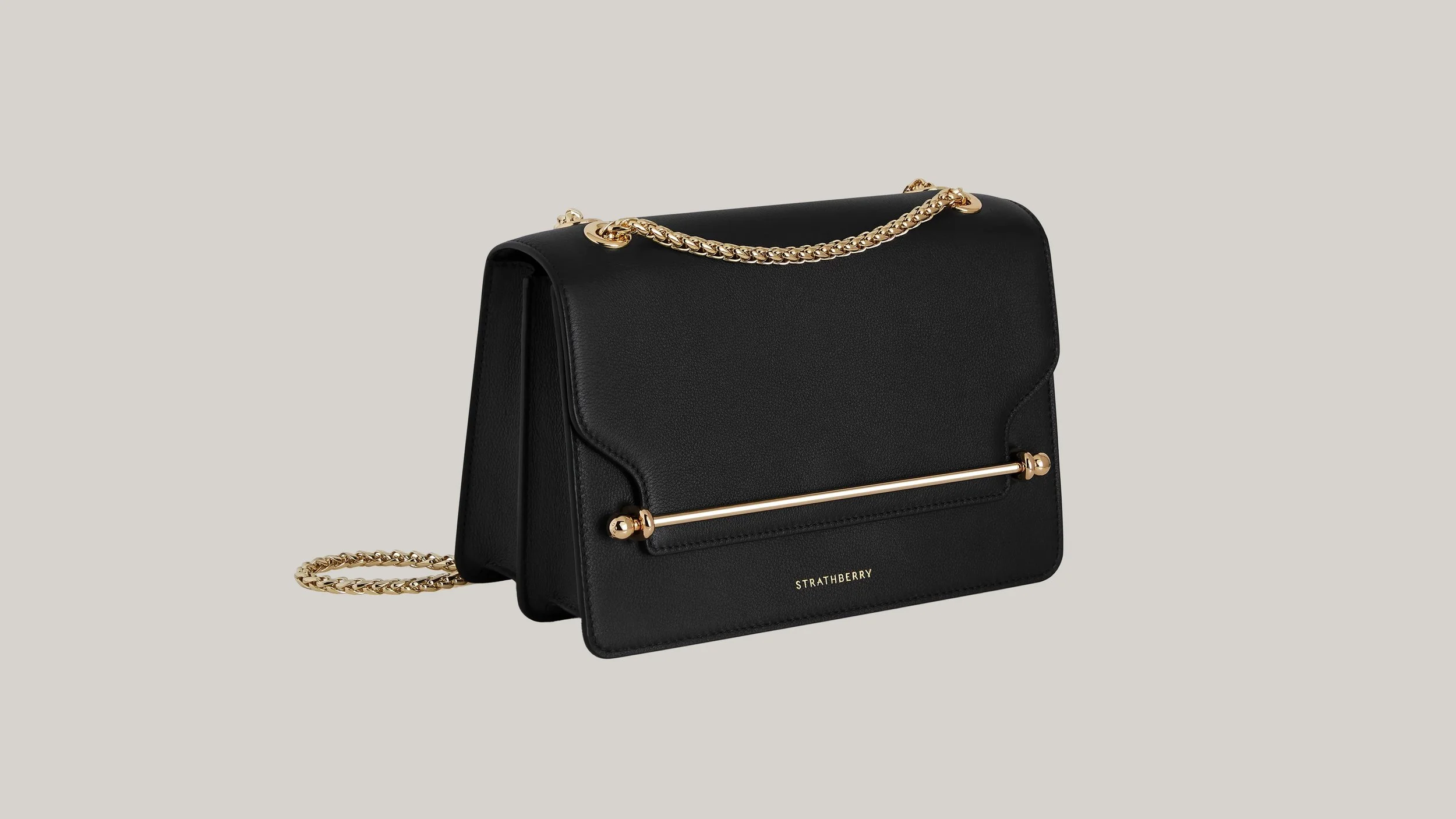 Strathberry bag beige hintergrund.jpg