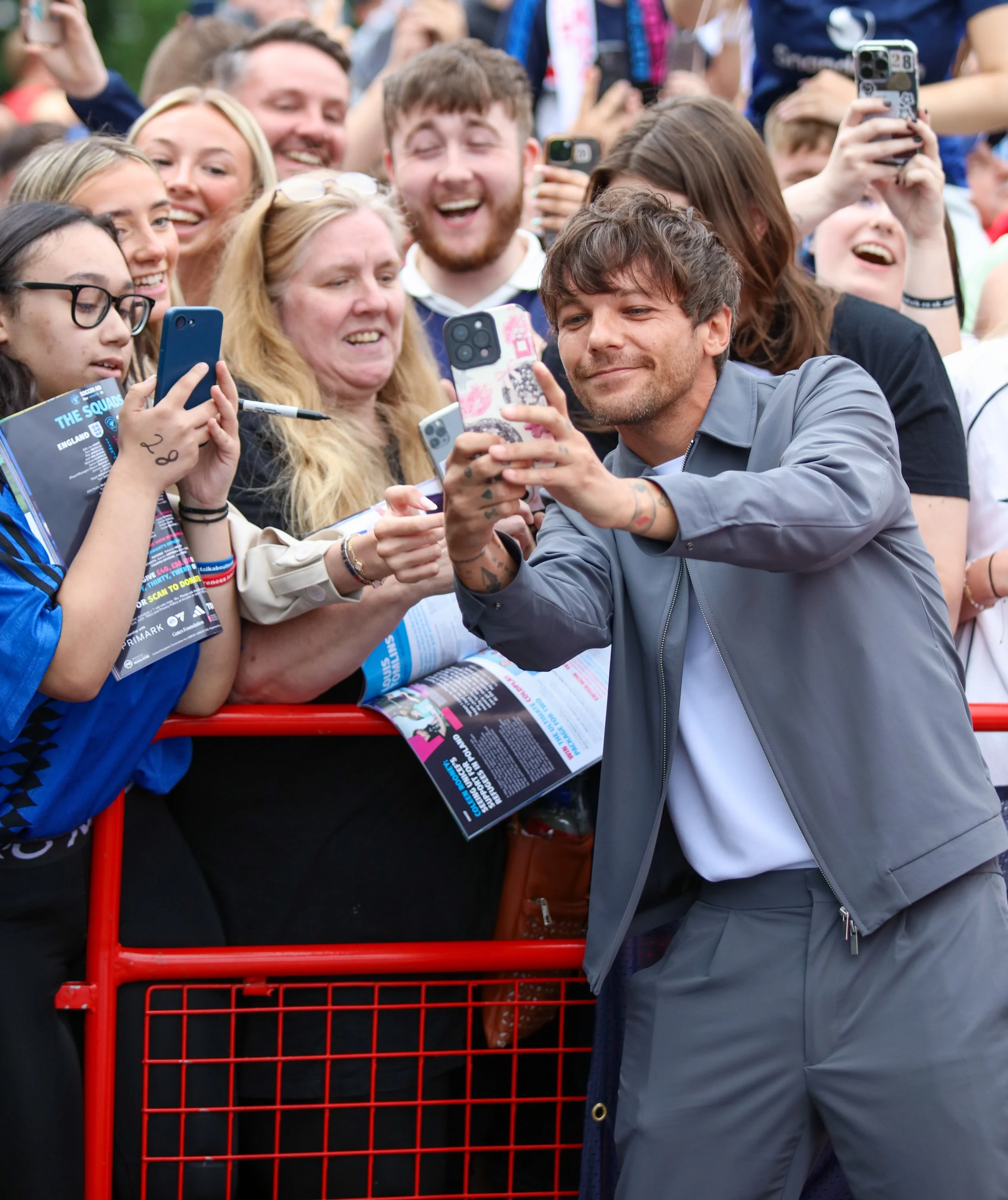 Louis Tomlinson Poses Arrival.jpg