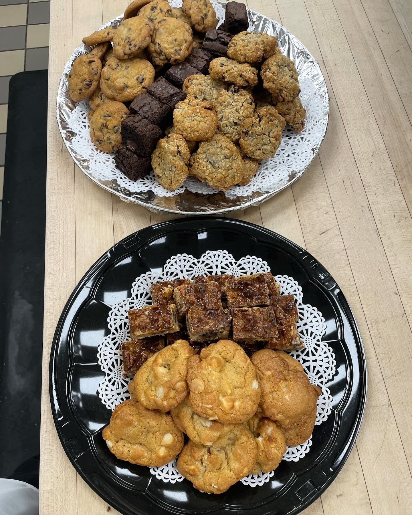 When a customer calls in a panic needing desserts for a luncheon for 35 people, this is what I can throw together in an hour! #dessert #cookies #minicookies