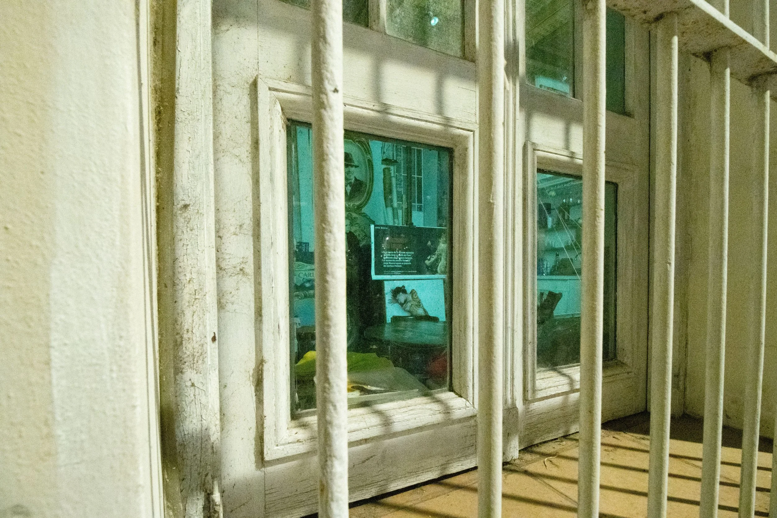 Jorge Muscia (1958, Buenos Aires) is an Argentine visual artist and master of fileteado porteño. Peek here, through the bars at his art studio at 370 Carlos Calvo, San Telmo.