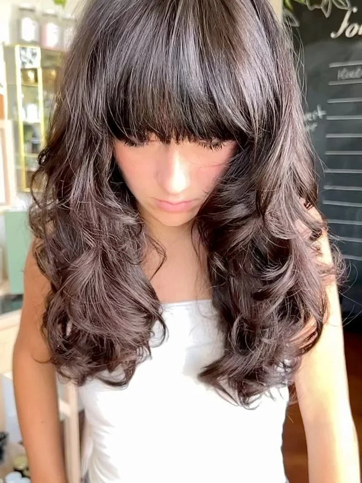 That golden hour chocolate color melt is the chefs kiss on this brown eyed girl 
Color and cut by Carissa using @aretepro 
Styles using @owayprofessional glossy nectar, flux potion and silk and glow serum 
.
.
.
#colormelt #brunette #goldenhour #rich