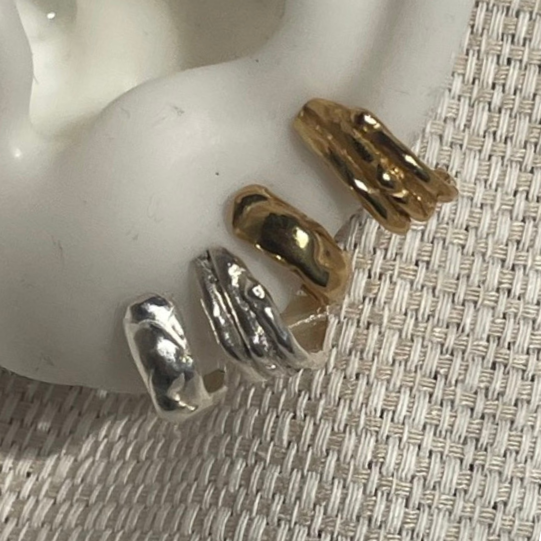 JoJo Ridged Huggie Hoops Molten Stack .png
