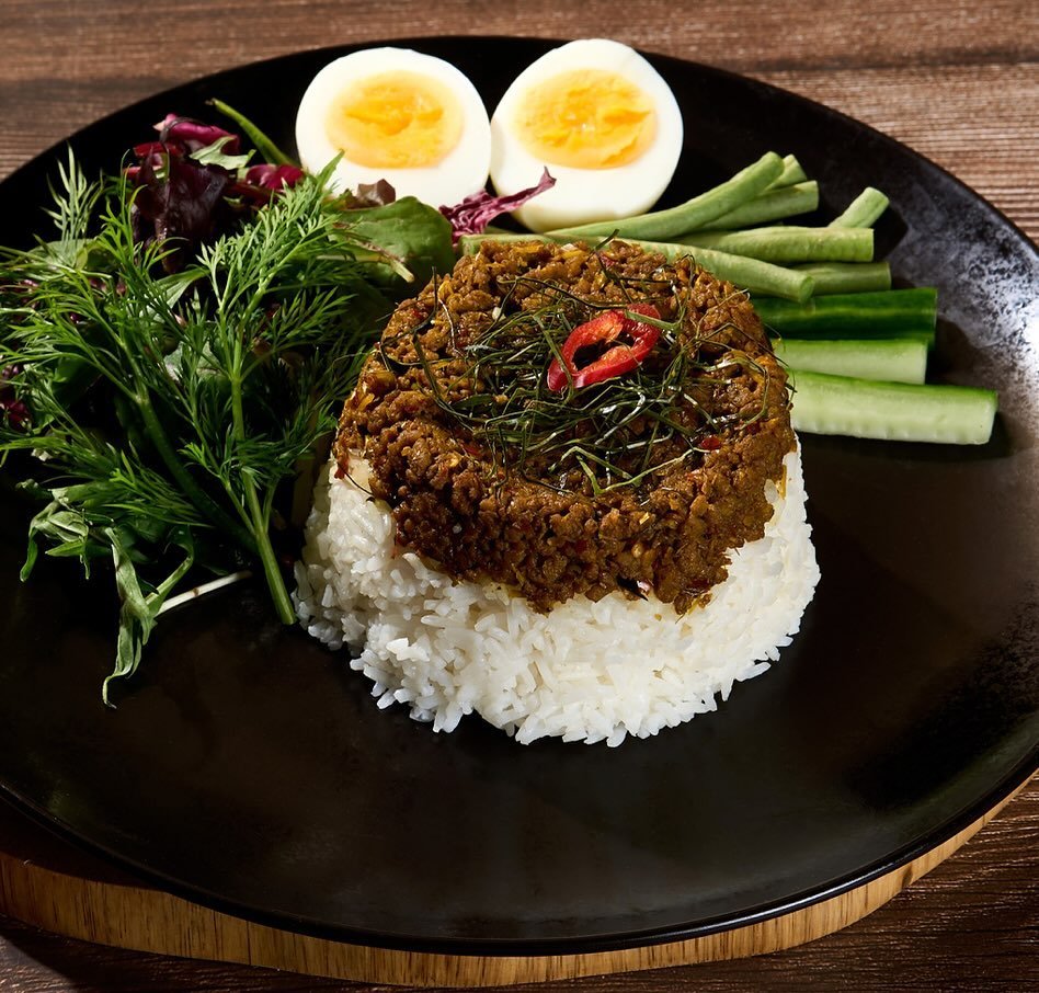 #ThaiHomMaliRice is a fragrant base for @saitong.thai signature dish, &ldquo;Khua Kling&rdquo; Pork, made of ground pork saut&eacute;ed in Thai southen curry paste with kaffir lime leaves, chili served with boiled egg, cucumber, long bean, and steame