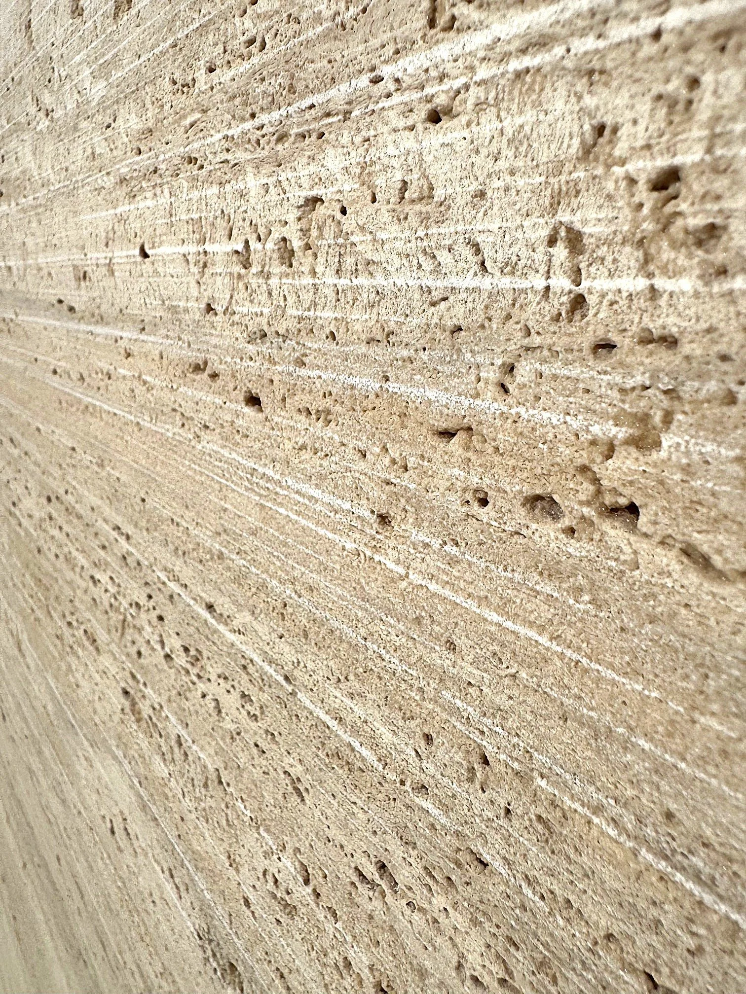 Travertino Romano Classico Light VC Corteccia Close-Up.jpg