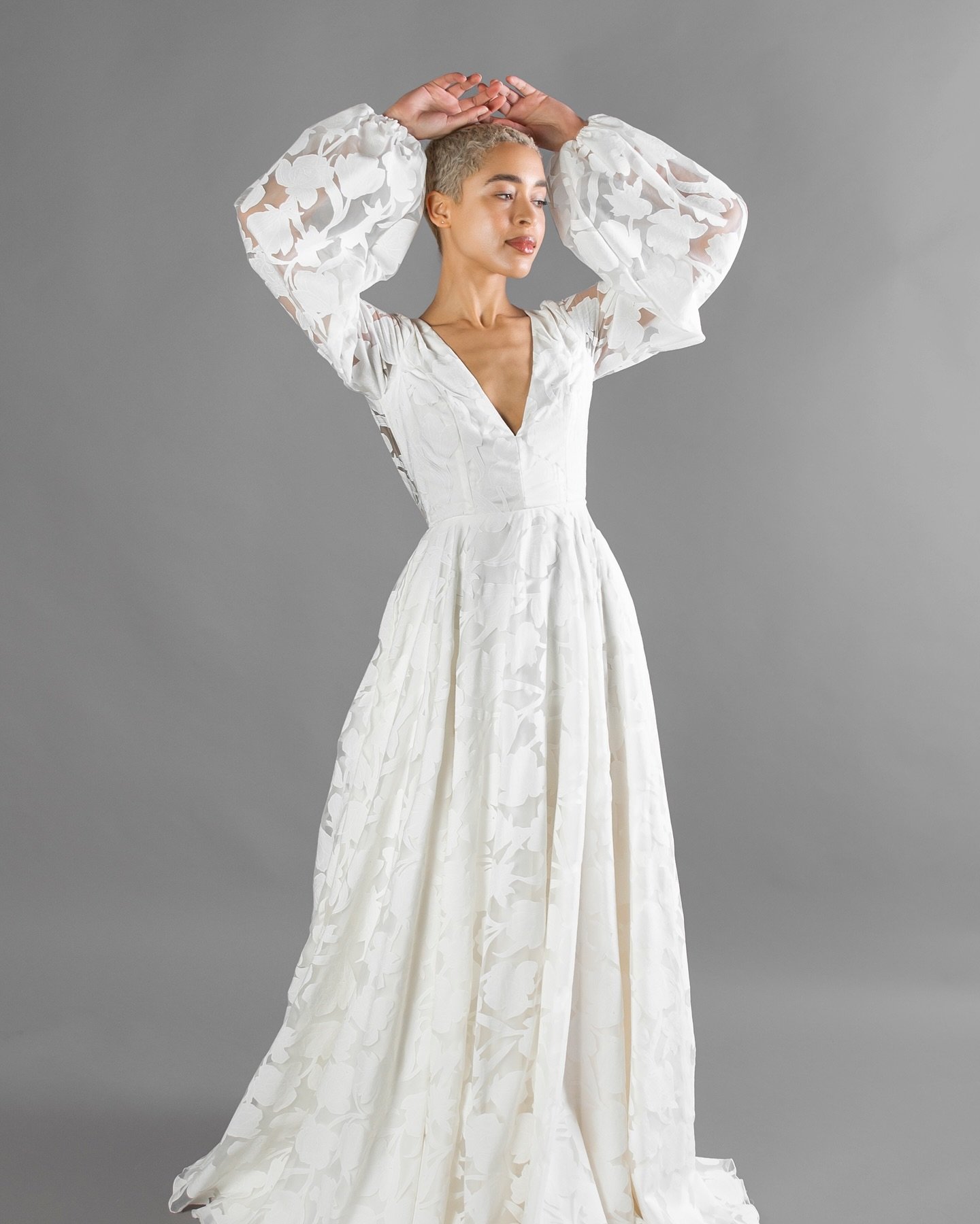 Idris is serving modern romance with a side of yes please 👏✨
With that sleek silhouette, delicate lace detailing, and the dreamiest open back—she’s perfect for the bride who wants to feel effortlessly stunning 💕 And the best part? She&