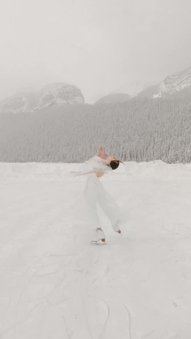 Skating into bridal dreams like… ⛸️✨
The Jamie jumpsuit + Cariad overlay combo was gliding across Lake Louise and serving major winter wedding magic.
Sleek, modern, and a little bit whimsical—because who says you can’t mix elegan