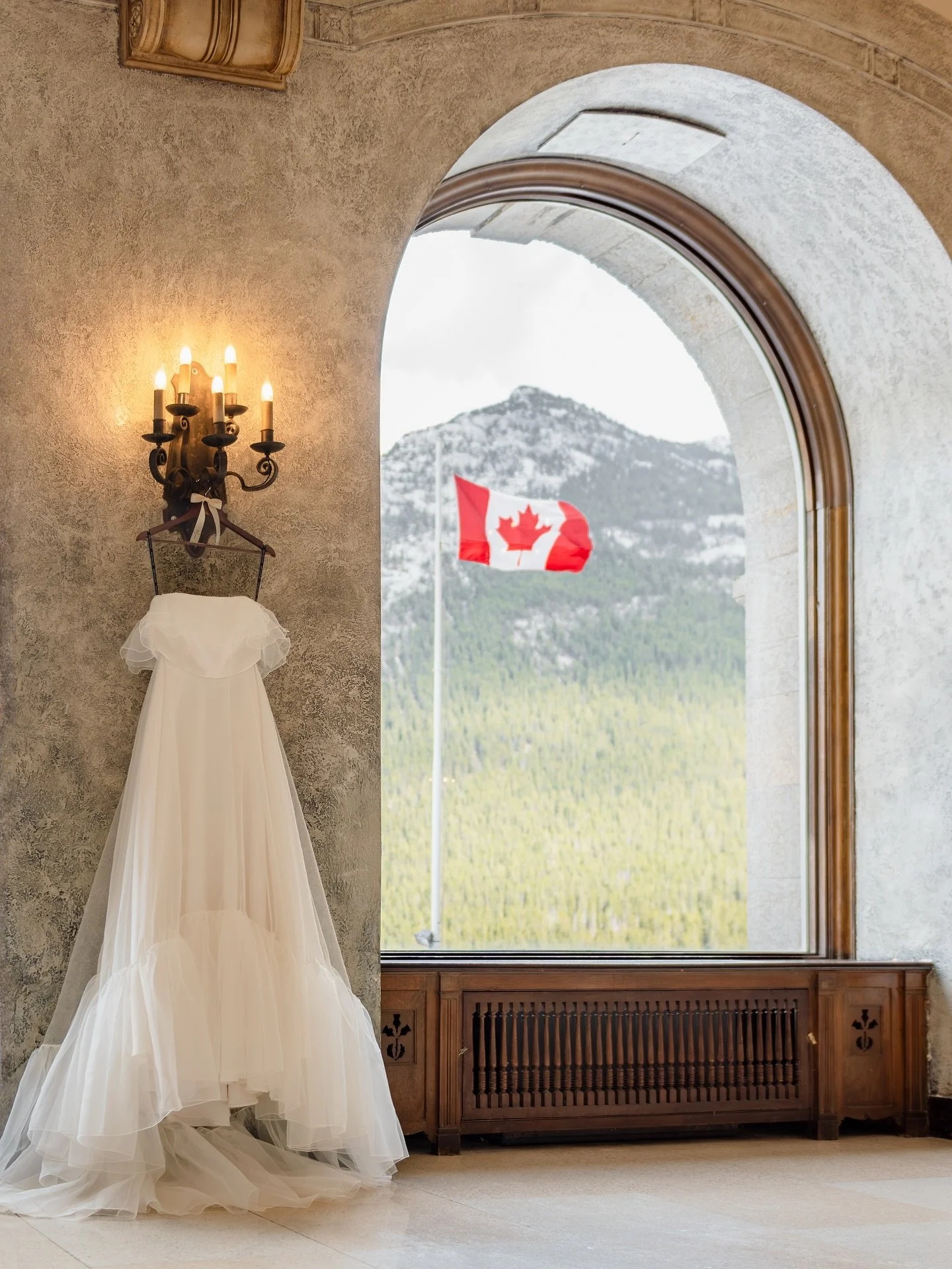 We’re Canadian — and proud of it! 🇨🇦✨
Born in Wales, raised across the wide-open prairies, and now lucky enough to call the mountains home 🏔️💛
This land, this community, and this wild little bridal dream mean everything to me. From r