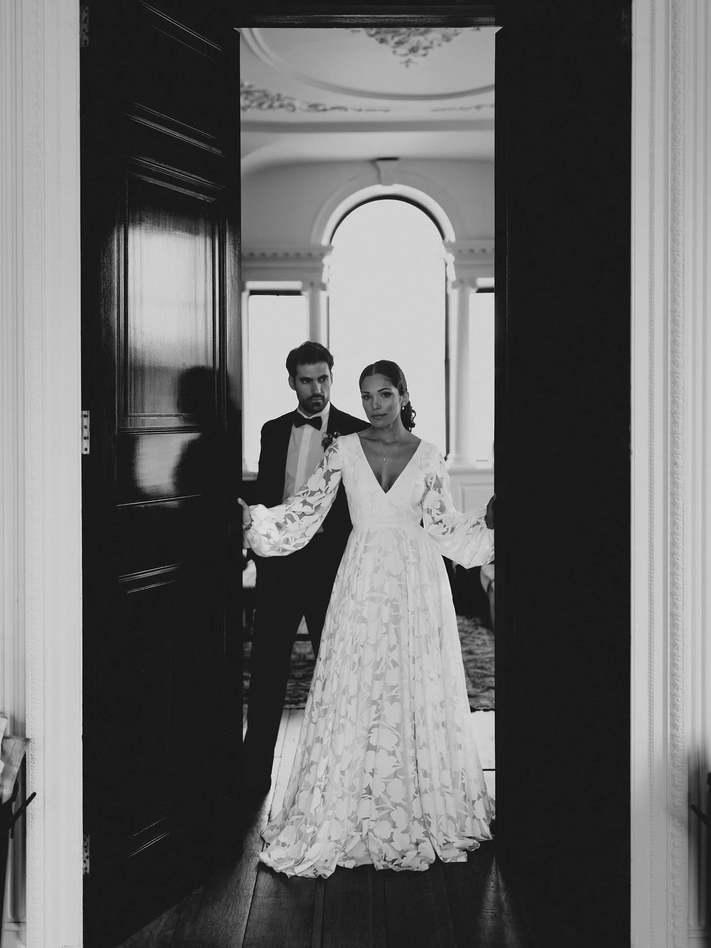 Still not over these black and white library shots of Idris 🖤📚 The drama, the sleeves, the lace… it’s giving classic romance with a twist and I’m obsessed.
#cariadbridal #weddingdressshopping #bridalstyle #bridetobe #dreamdress