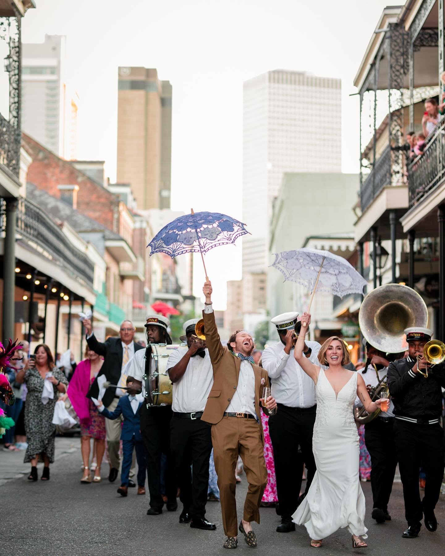 Eh just another Wednesday in New Orleans! Ashley and Nick came to paaartay! What a beautiful day.
📸 
.
.
Day of Coordinators @crimsonquarternola 
Brass Band @kinfolkbrassbandnola 
Venue @pharmacymuseum 
.
.
.
#neworleansphotographer #louisianaphotog