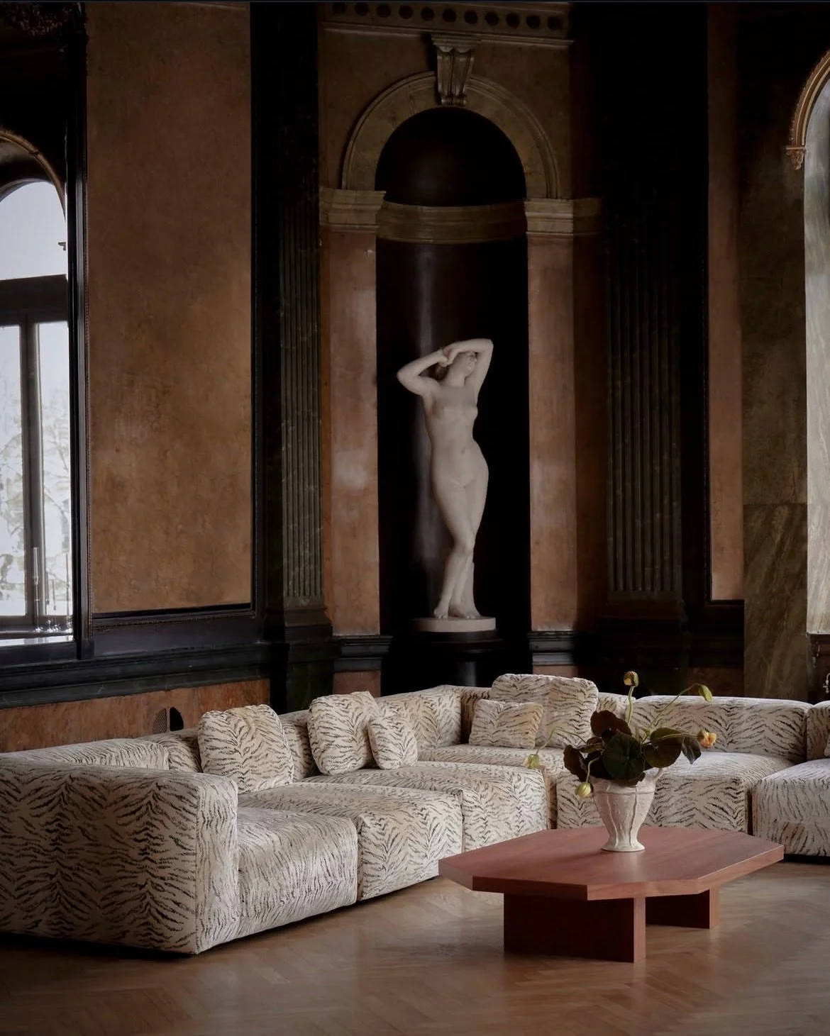 When you fall in love with a sofa.

A bold reinterpretation of 1970s design &mdash; sculptural, inviting, and effortlessly timeless.
Stunning piece by @artillerietstore