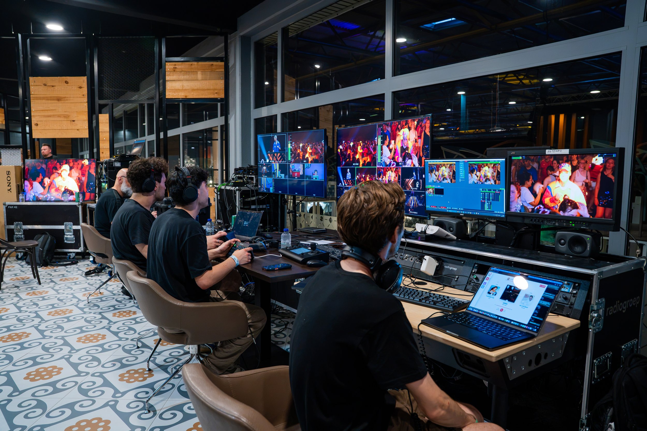 Foto van de Regie van De Foute Party in Flanders expo voor Qmusic