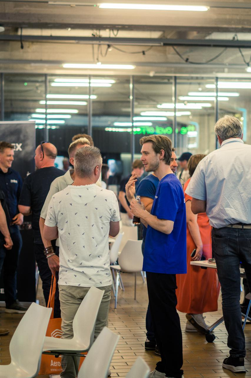 Foto van de baas van radiogroep op een netwerk event
