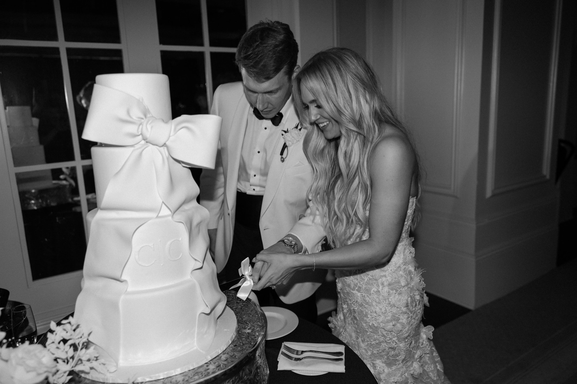 white bow wedding cake