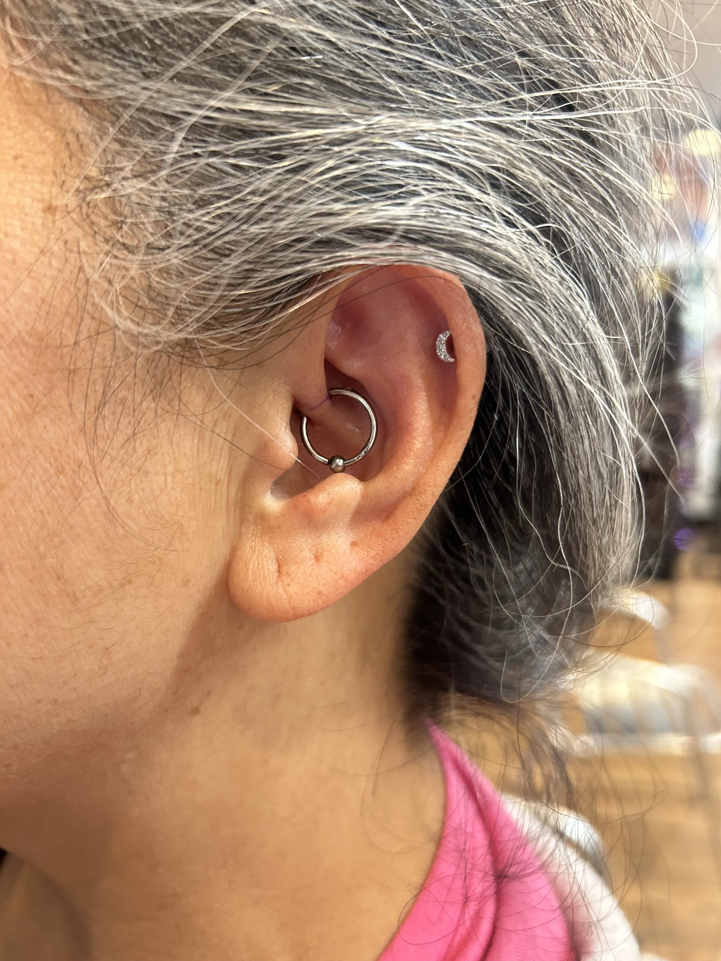 Daith piercing, helix piercing