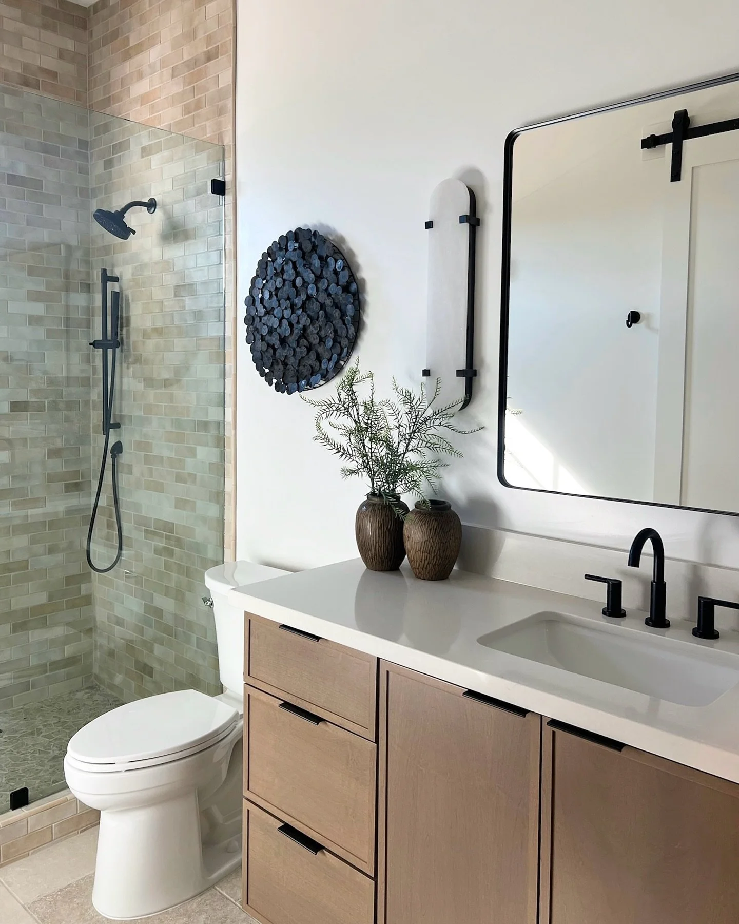 Make your bathrooms holiday-ready before the rush! 
Whether it’s a quick refresh or a small remodel, now is the perfect time to tackle updates that make your bathroom stylish, functional and guest-ready.
Our #CibolaVista bathroom shows how de