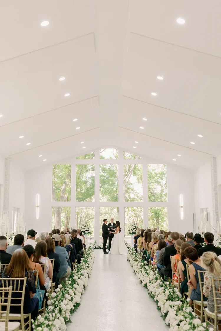 De Leon Springs Wedding Venue Where Modern Glass Meets Natural Landscape