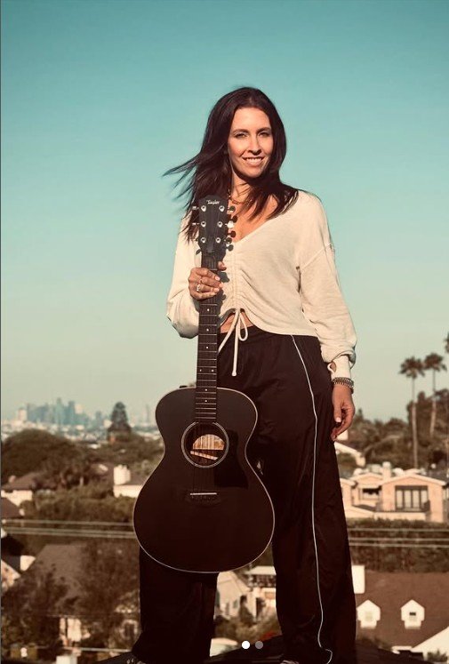 Multi-instrumental singer-songwriter Lisa G