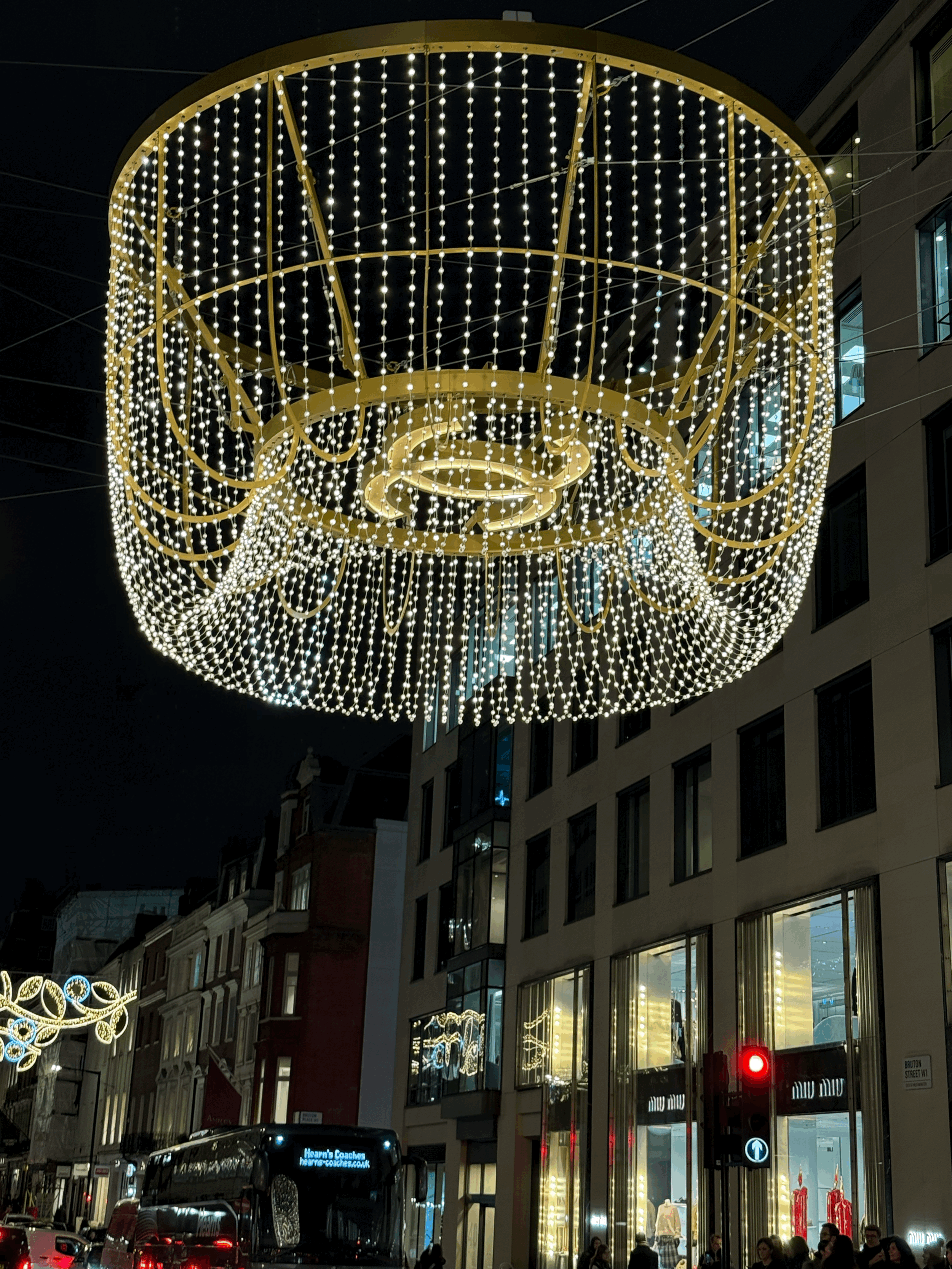 💎 The Winter Glow of Mayfair: A Guide to London’s Most Elegant Nights