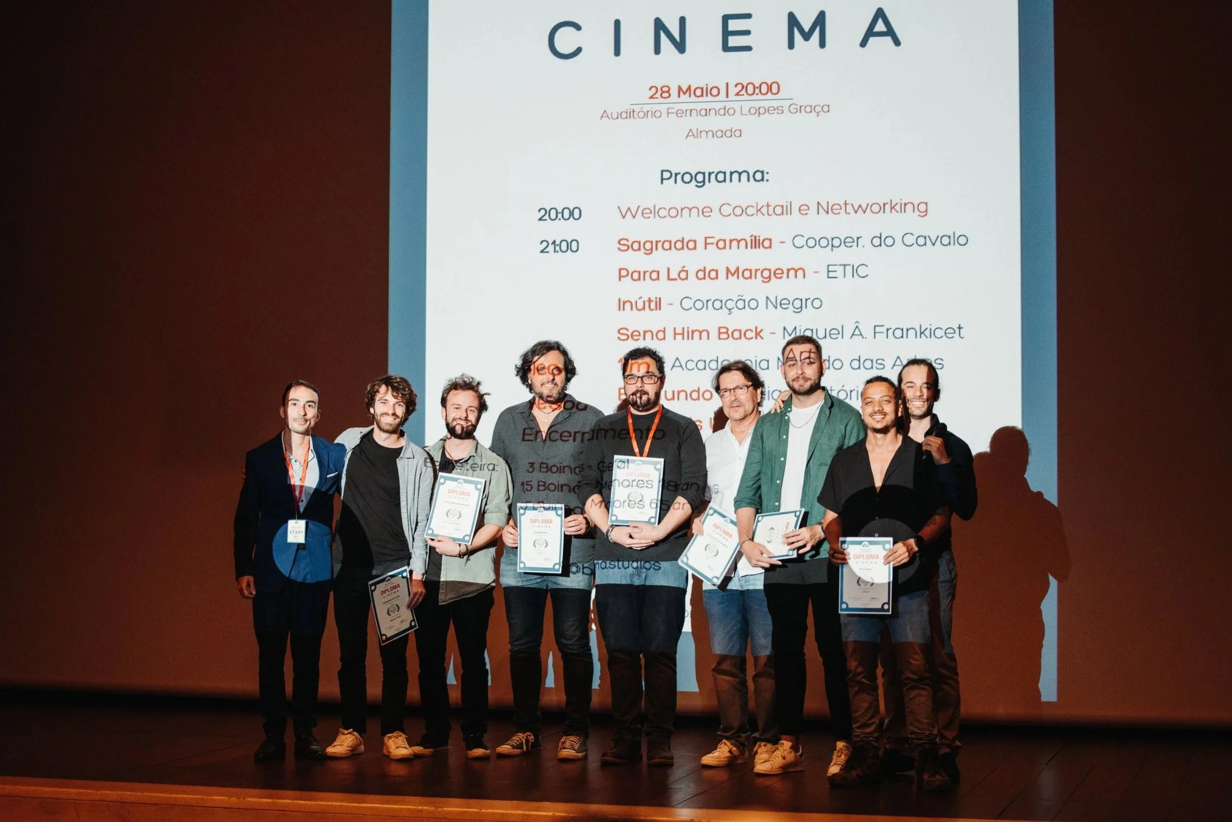Os realizadores, representantes e apresentadores em palco