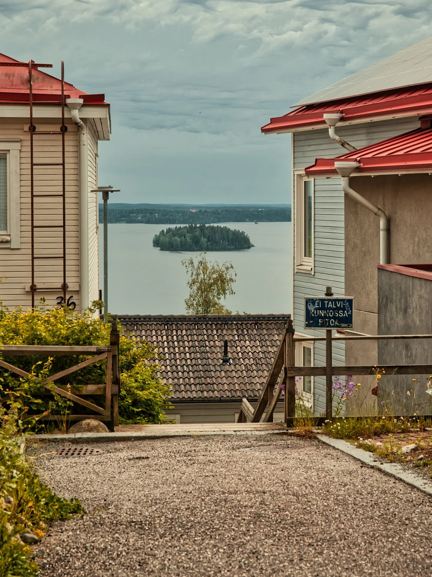 📍 Tampere, Finland

Today some photos of a walk around Pispala neighborhood in Tampere, Finland.

Pispala is known for its row of old wooden houses set along a ridge. Walking paths, a garden, and a stretch of sandy beach are highlights of Tahmelan B