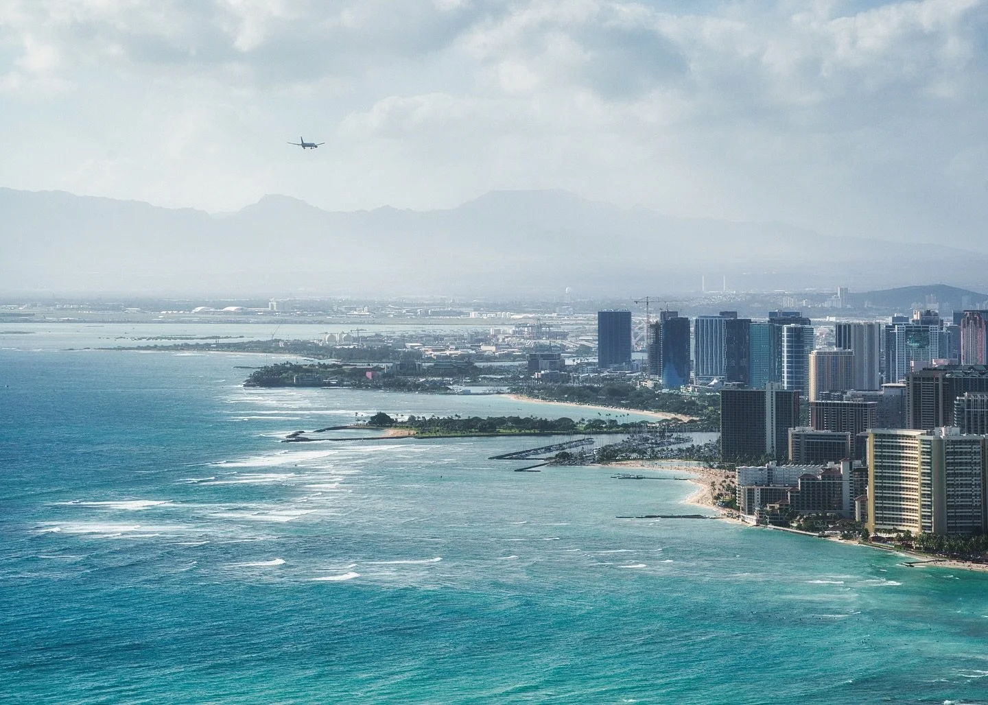 📍 Honolulu, Hawaii, USA

Throwback Thursday

For today&rsquo;s TBT post a photo from the top of Diamond Head looking towards Waikīkī.

Waikīkī Beach is one of six beaches in the district, along with Queen&rsquo;s Beach, Kuhio Beach, Gray&rsquo;s Bea