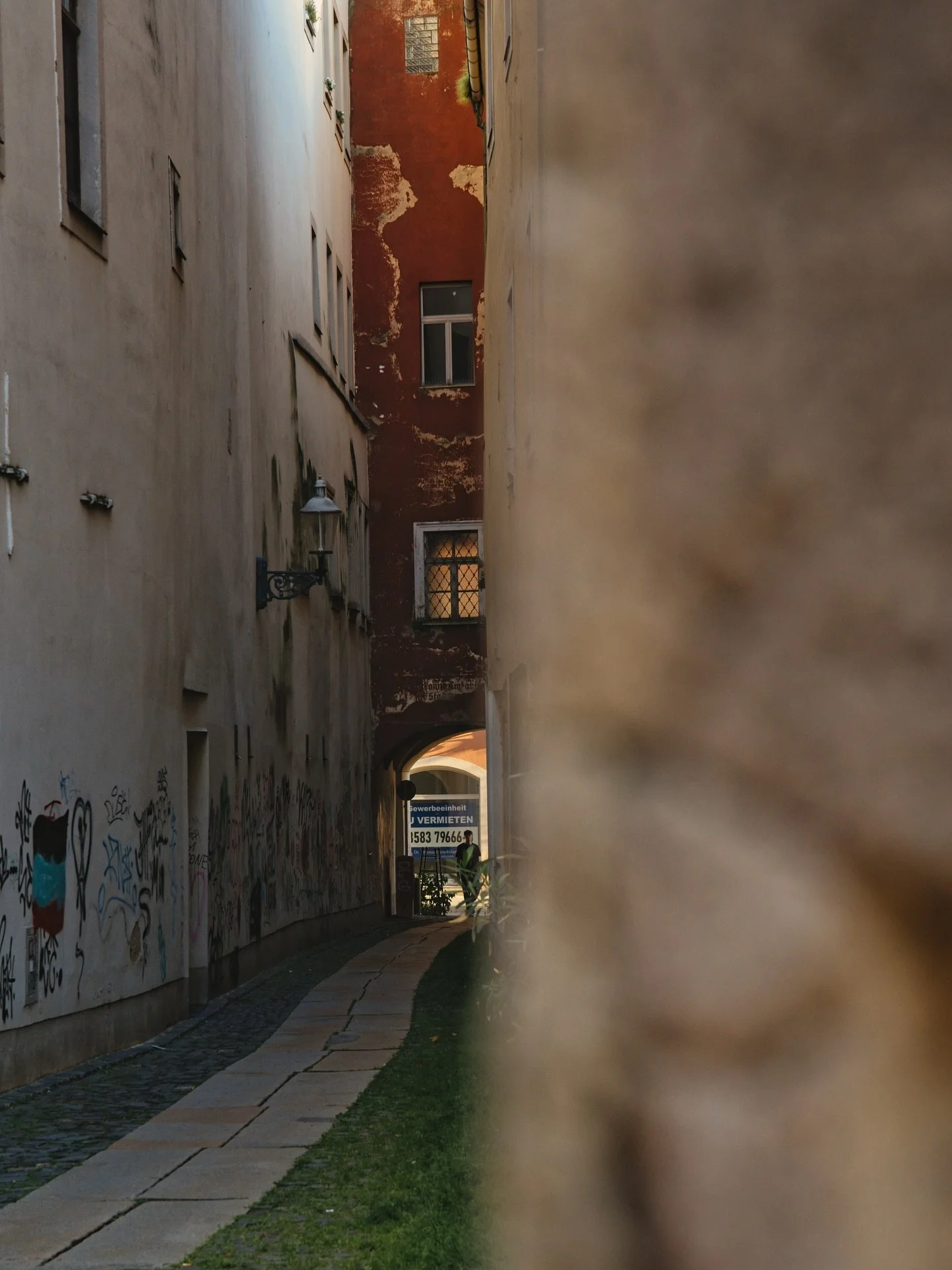 📍 Zittau, Saxony, Germany

Today some photos from a walking passage in the city of Zittau, Germany.

It attracts people&rsquo;s eyes because of the orange color in the wall in the back and the graffiti on the walls.

Which view of this place do you 