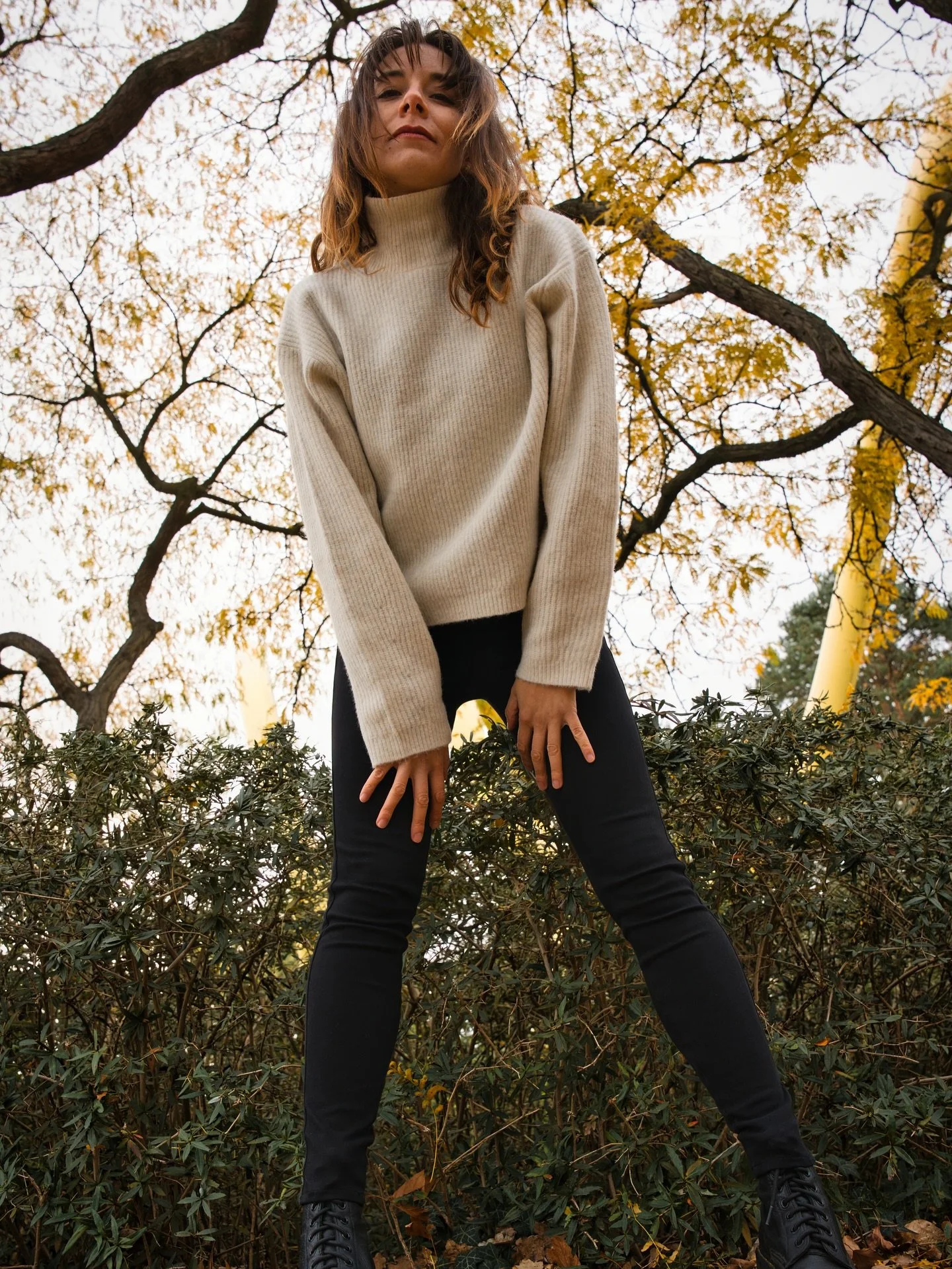 Today another set of photos from the @pexels.de Berlin Meetup in October of 2024 as part of #myportraitphotographyjourney 

Today featuring @miahushmusic 

#travelwithlenses #outdoorportraits #withpexels