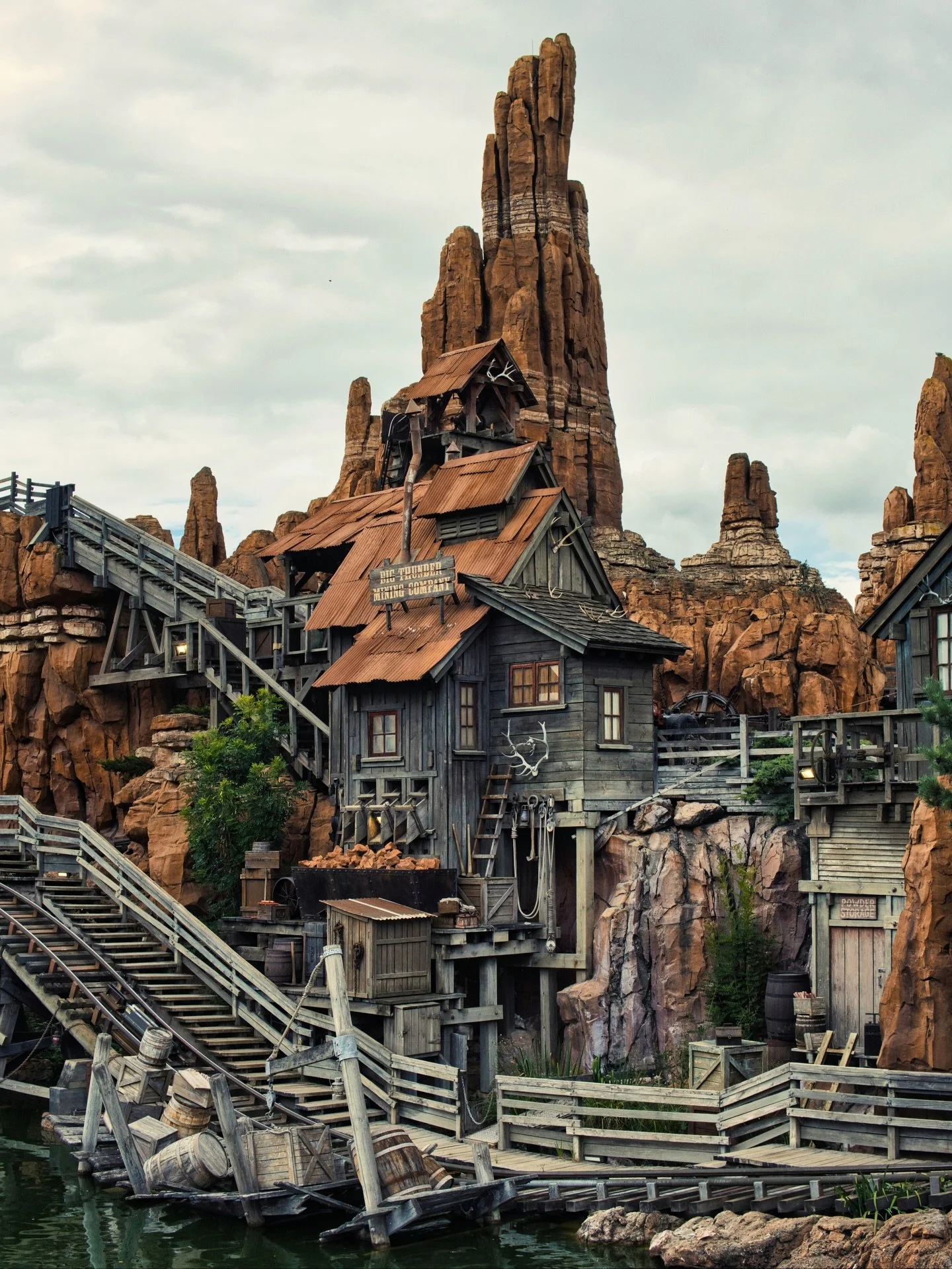 📍 Paris, France

Throwback Thursday 

For today&rsquo;s TBT post some photos from @disneylandparis 

It is the second Disney park outside the United States, following the opening of the Tokyo Disney Resort in 1983. Disneyland Paris is also the only 