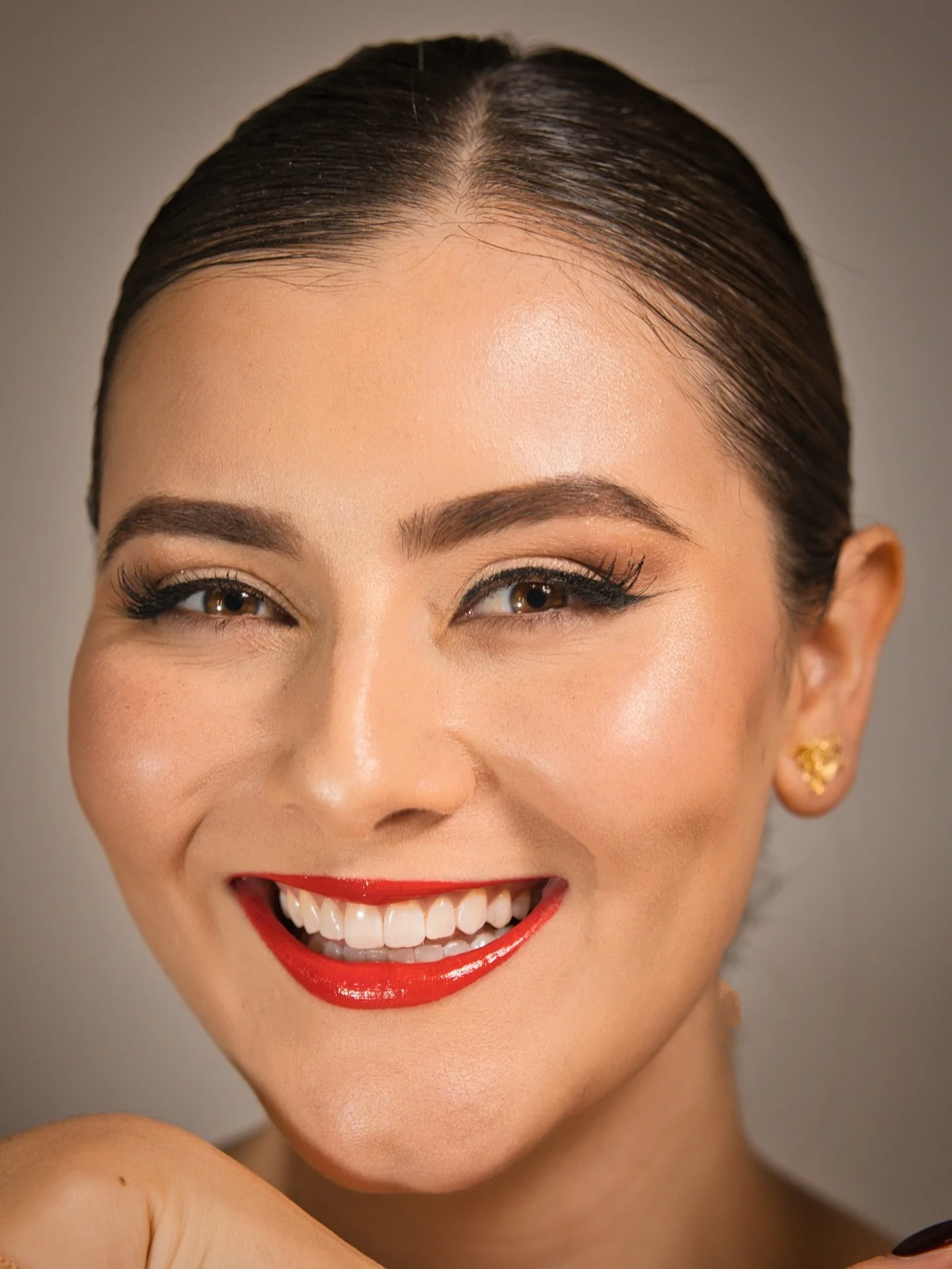 Today another set of photos from the beauty photography shoot with the amazing MuA @j._m._beauty for #myportraitphotographyjourney 

Featuring @gabrielaguzmanv as our model!

#travelwithlenses #beautyphotoshoot