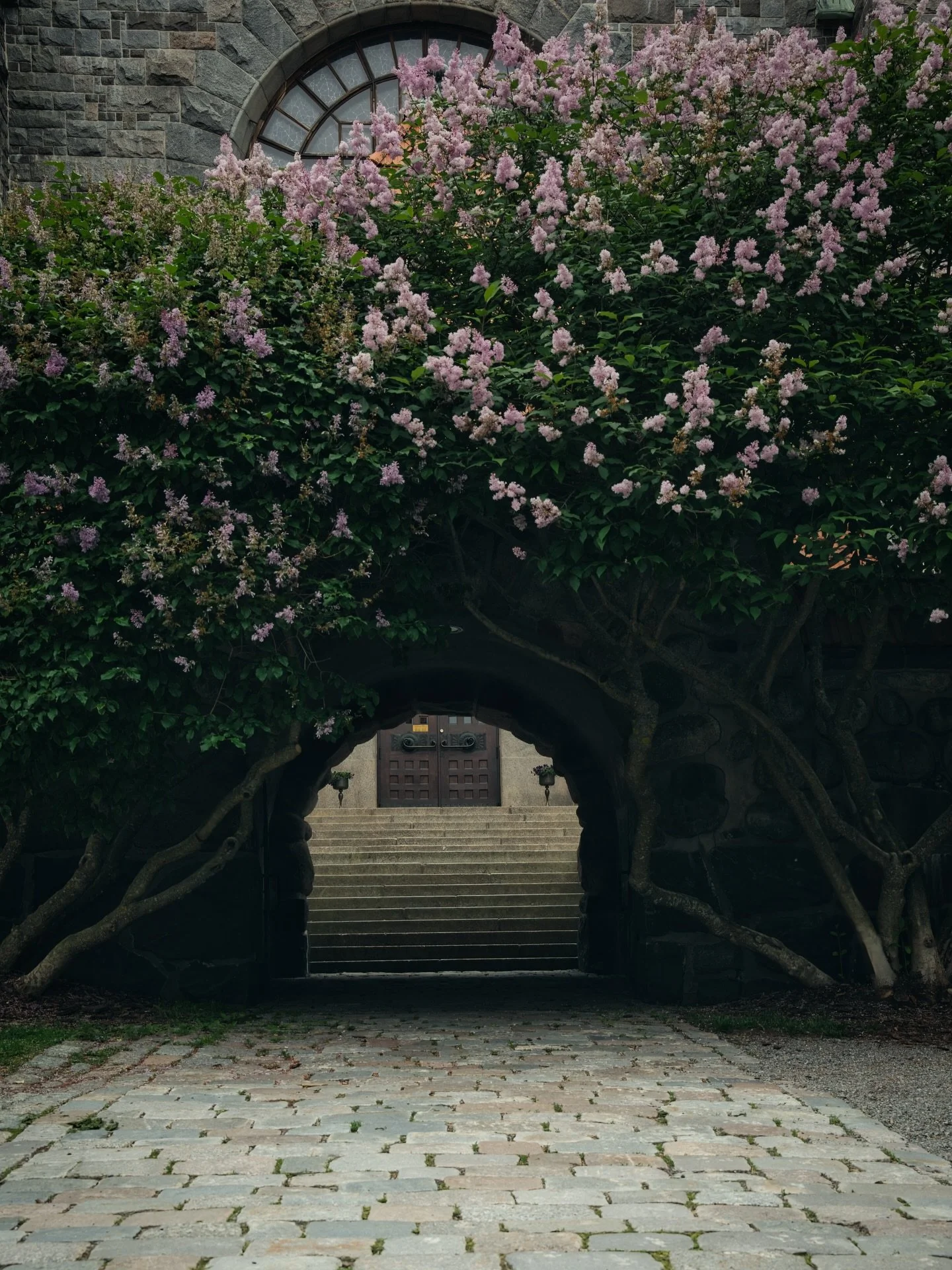 📍 Tampere, Finland

Today a set of photos of the Tampere Cathedral in Finland.

Tampere Cathedral (originally known as St. John&rsquo;s Church) was designed in the national romantic style by architect Lars Sonck, and built between 1902 and 1907.

Th
