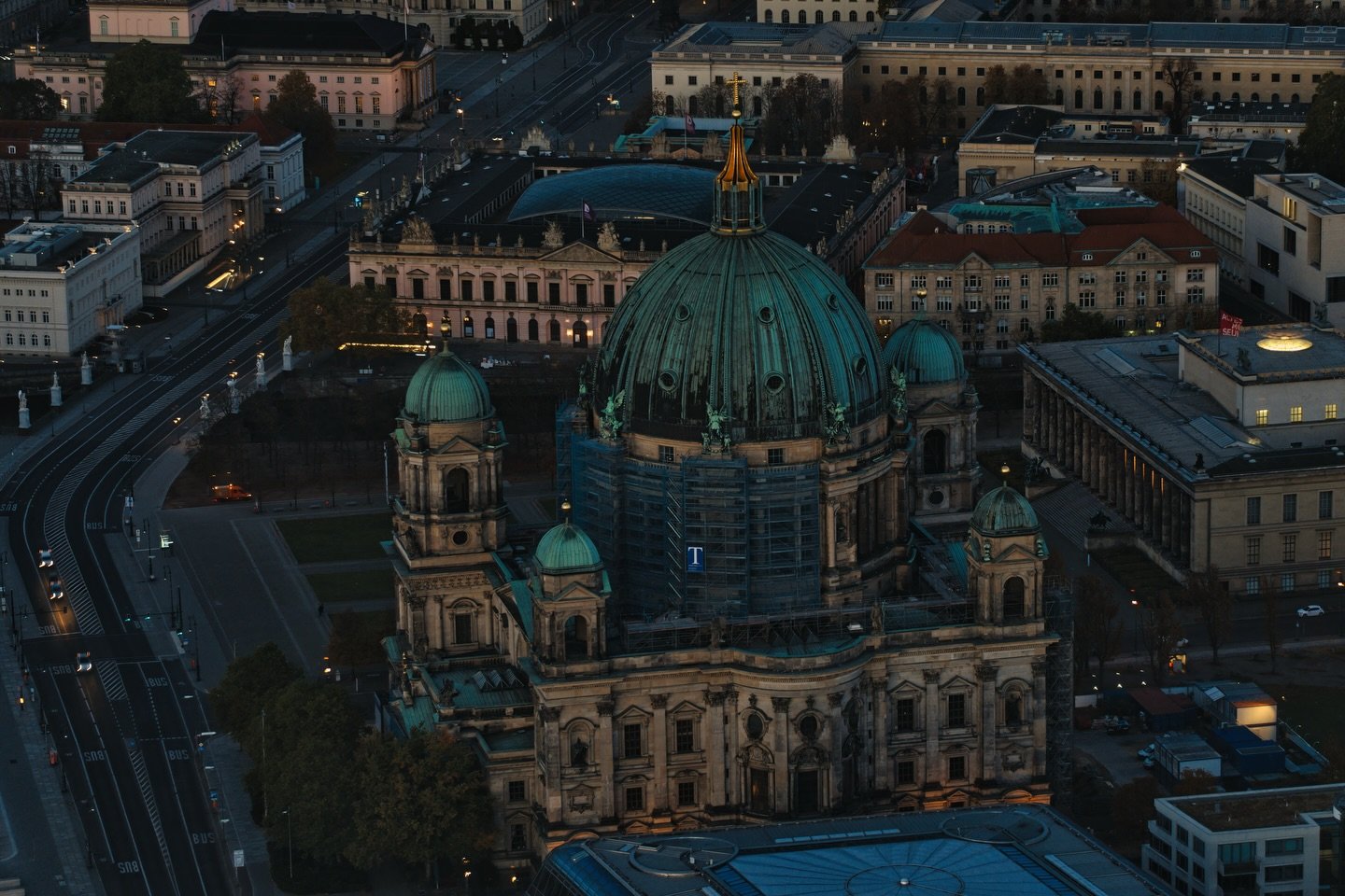 📍 Berlin, Germany 

Today another set of photos from the sunrise at the @berliner_fernsehturm during the VideoWalk event last year.

Of the four tallest structures in the European Union, the Berlin TV Tower is 2 metres shorter than the Torreta de Gu