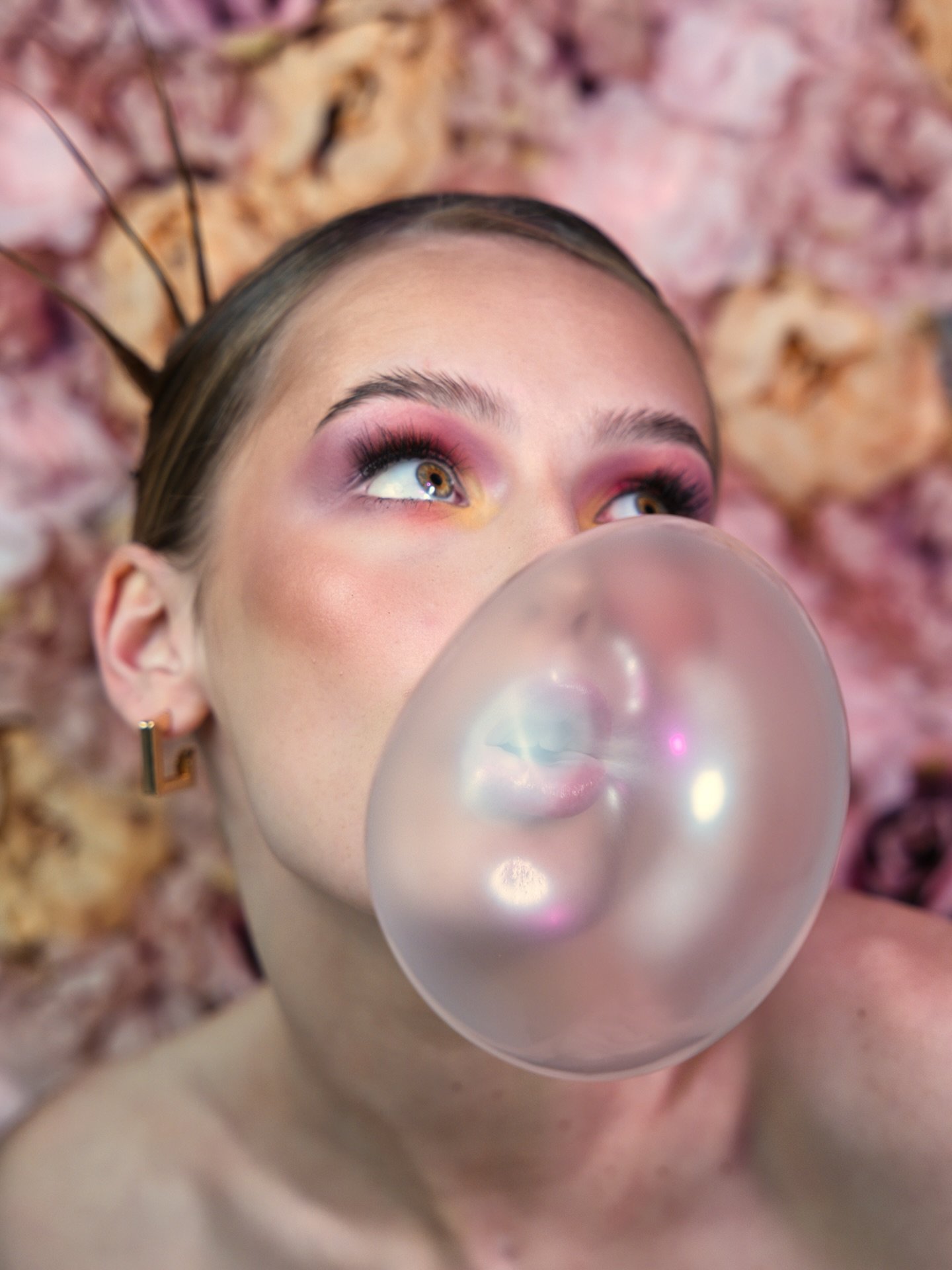 Today one more page of #myportraitphotographyjourney with the second part of the beauty photoshoot with @malnibu featuring the beautiful work of @j._m._beauty 

Thank you @j._m._beauty and @malnibu for this photoshoot!

#travelwithlenses #beautyphoto