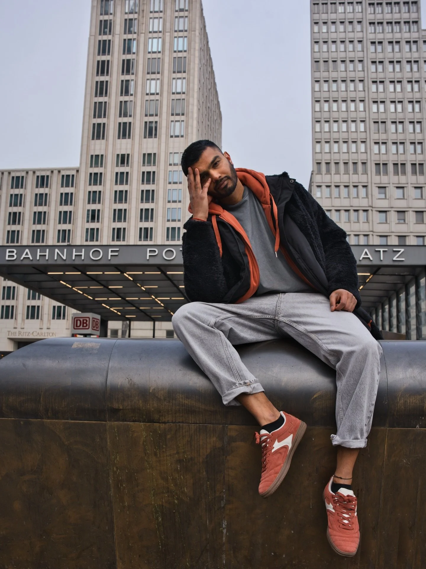 Today I continue #myportraitphotographyjourney with the first part of my first photoshoot of 2025 with @vyviansomaya in the streets of Berlin.

#travelwithlenses #outdoorportraits