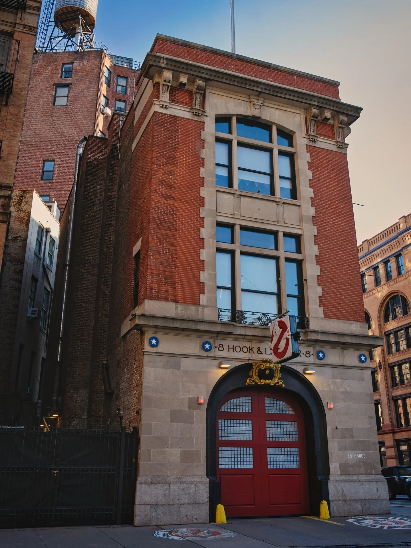 📍 New York, NY, USA 

Today some photos of a walk in New York City where you can just walk in the street and find a movie location.

In this photos we can see the Firehouse, Hook &amp; Ladder Company 8 - a New York City Fire Department (FDNY) fire s