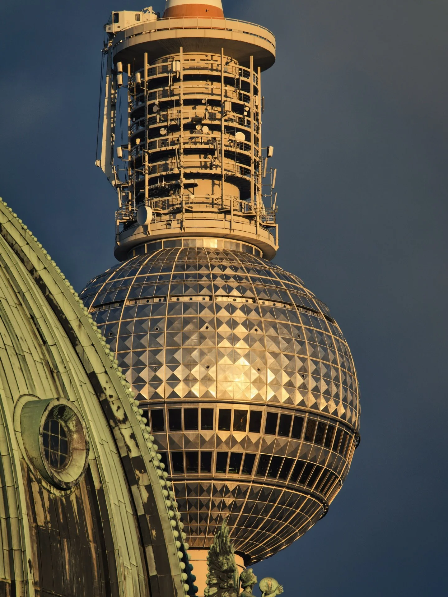📍 Berlin, Germany

Today some photos of my first test with the @viltrox.germany @viltrox.eu 2X Teleconverter at the Museum Island in Berlin.

Testing the teleconverter with my 70-200 mm I was able to capture of the domes of the Berliner Dom and the 