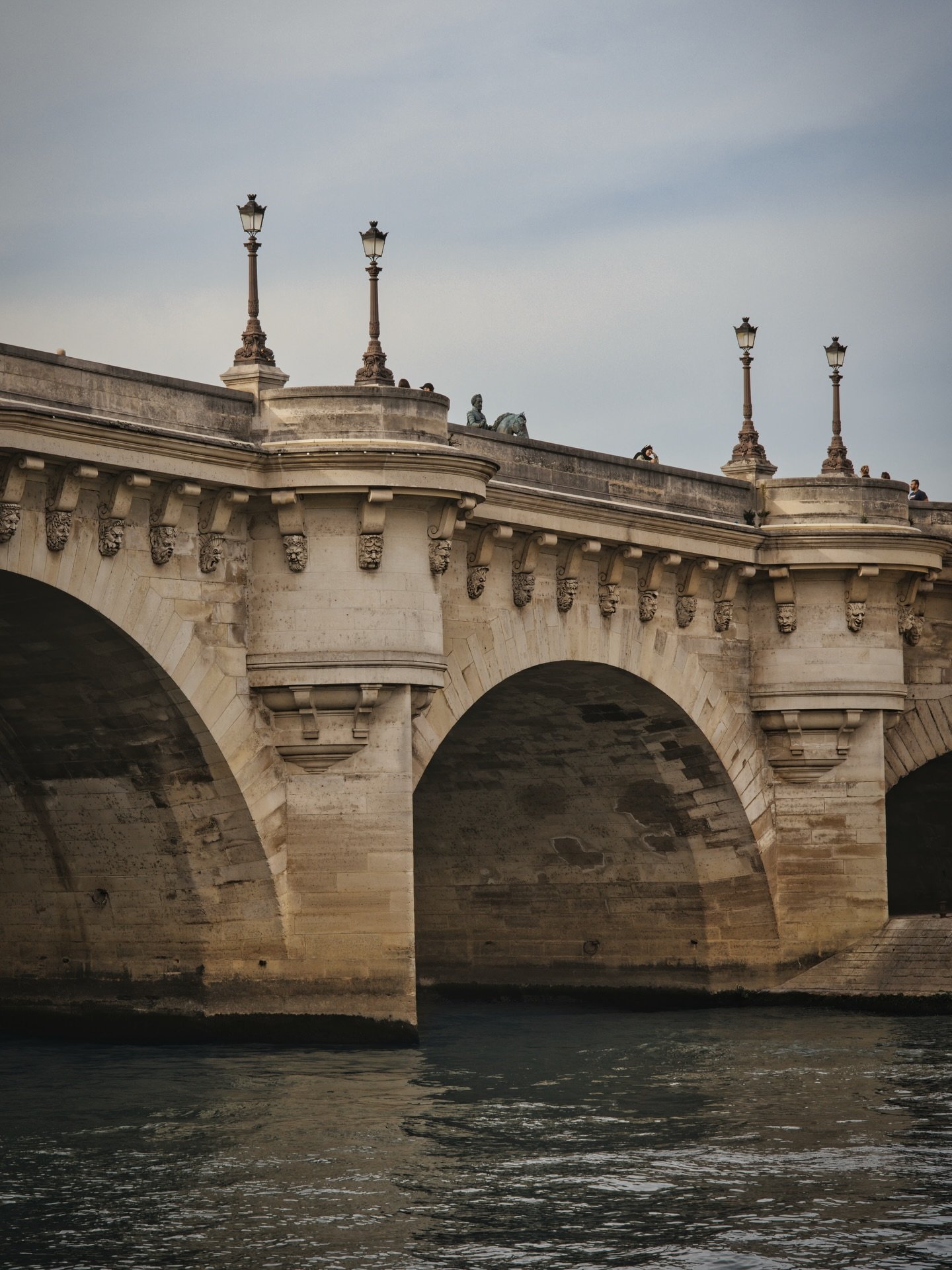 📍 Paris, France 

Today some photos of the bridge and details of the St. Michael&rsquo;s bridge in Paris, France.

Pont Saint-Michel is a bridge linking the Place Saint-Michel on the left bank of the river Seine to the &Icirc;le de la Cit&eacute;. I