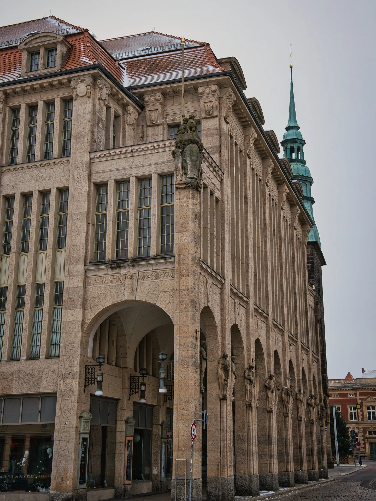 📍 G&ouml;rlitz, Saxony, Germany

Today some photos of a walk in the city of G&ouml;rlitz during the Winter.

G&ouml;rlitz is the sixth-largest town in Saxony, Germany. It is on the river Lusatian Neisse and is the largest town in Upper Lusatia, the 