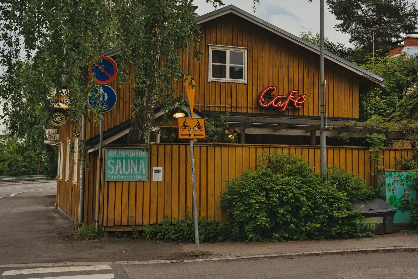 📍 Tampere, Finland

Today some photos of a walk around the streets of Tampere in Finland.

According to Finns, Tampere is the most loved residential and tourism city in Finland. It is a way of life that takes you along. The secret of Tampere is its 