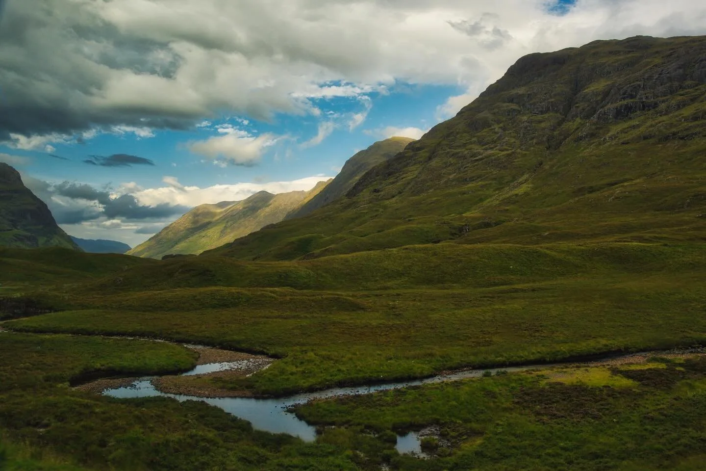 📍 Highlands, Scotland 

Today some photos of some hills in the Scottish Highlands!

The Scottish Highlands are a historic, mountainous region in northwest Scotland known for dramatic landscapes, rugged coastlines, and sparse population.

The Highlan